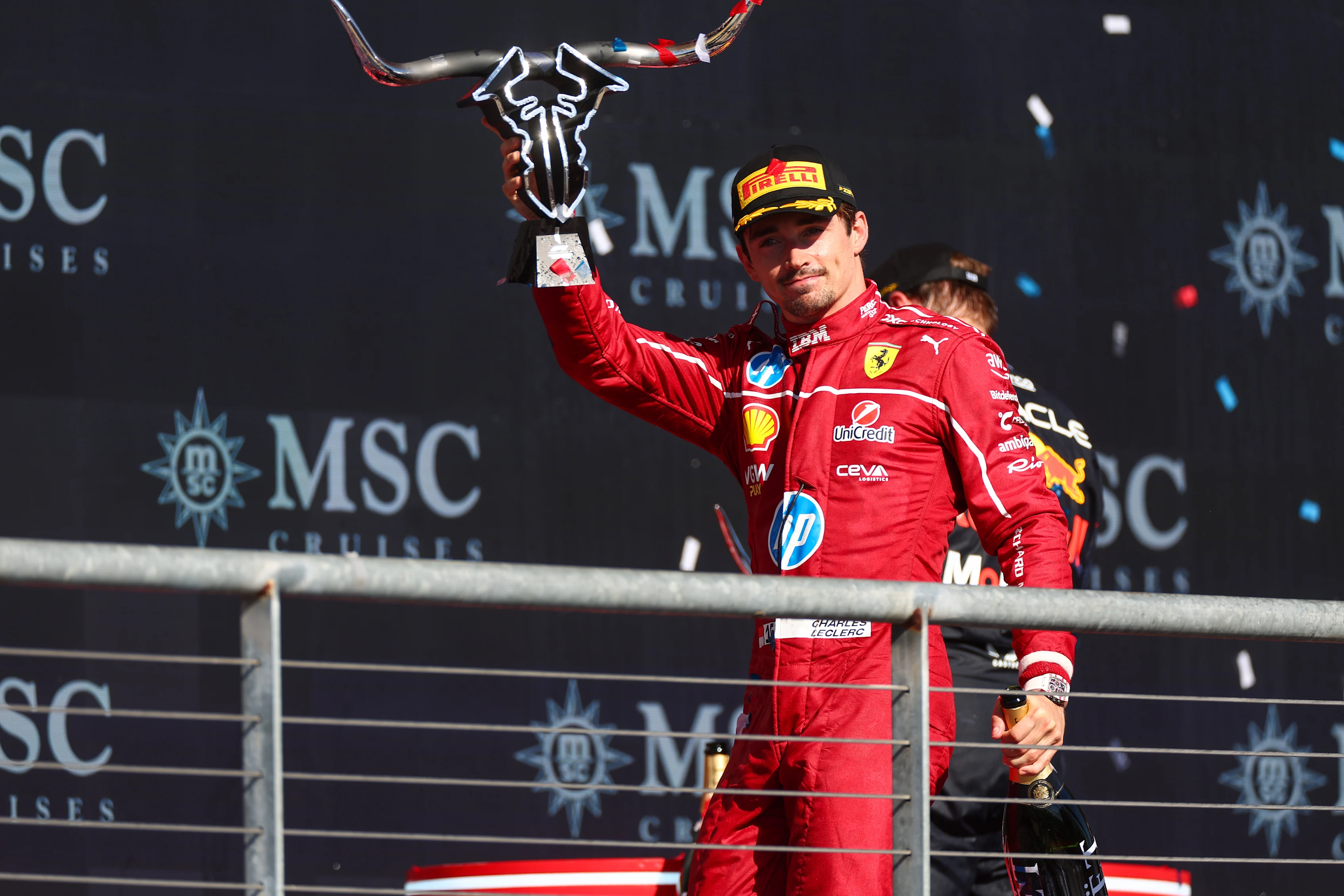 AUSTIN, TEXAS - 19 DE OCTUBRE: El tercer clasificado, Charles Leclerc de Mónaco, y la Scuderia Ferrari en el