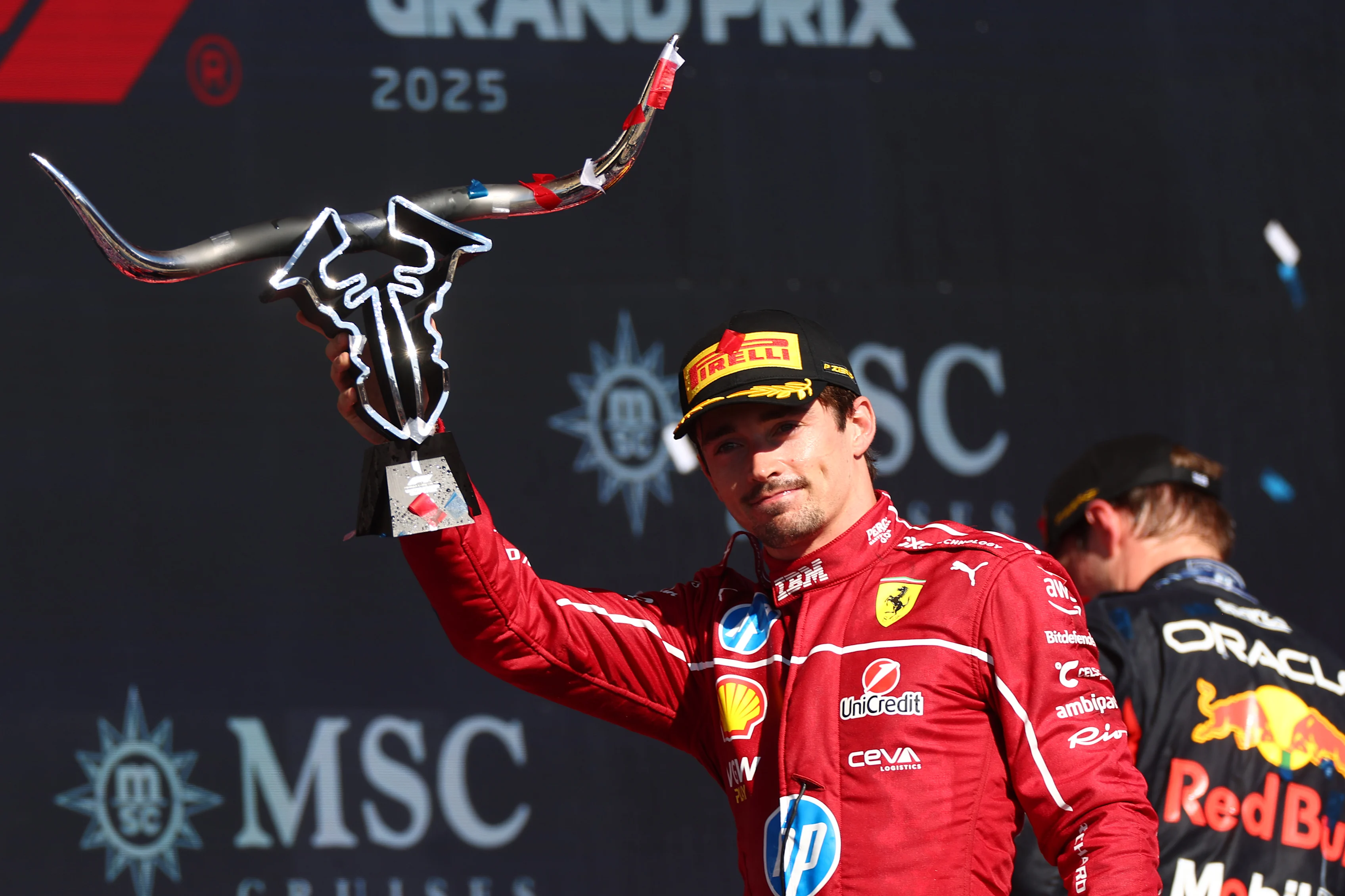 AUSTIN, TEXAS - 19 DE OCTUBRE: El tercer clasificado, Charles Leclerc de Mónaco y la Scuderia Ferrari, abandona el