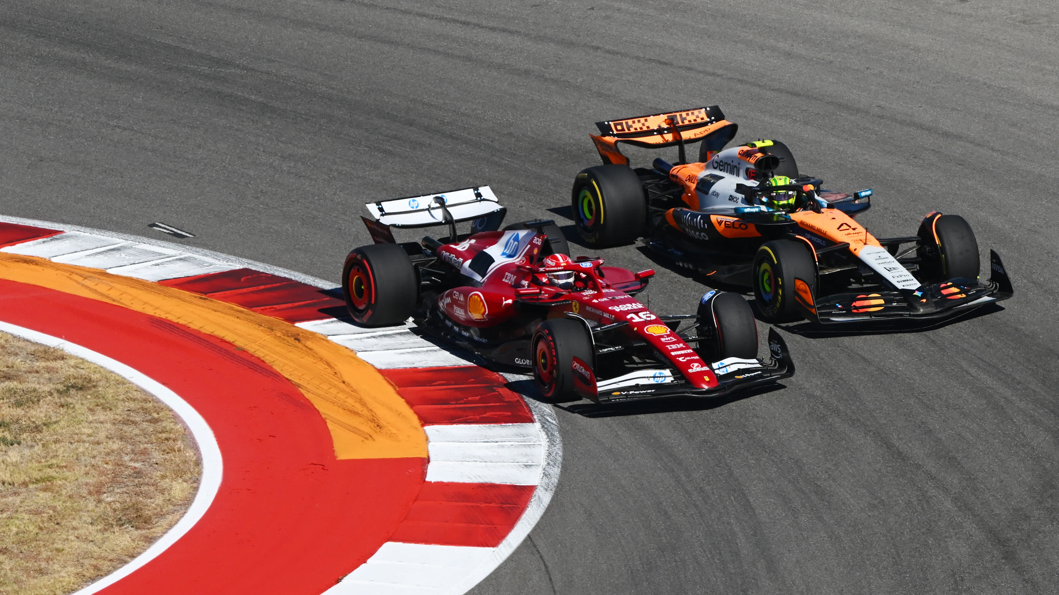 AUSTIN, TEXAS - 19 DE OCTUBRE: Charles Leclerc de Mónaco conduciendo los (16) líderes de la Scuderia Ferrari SF-25