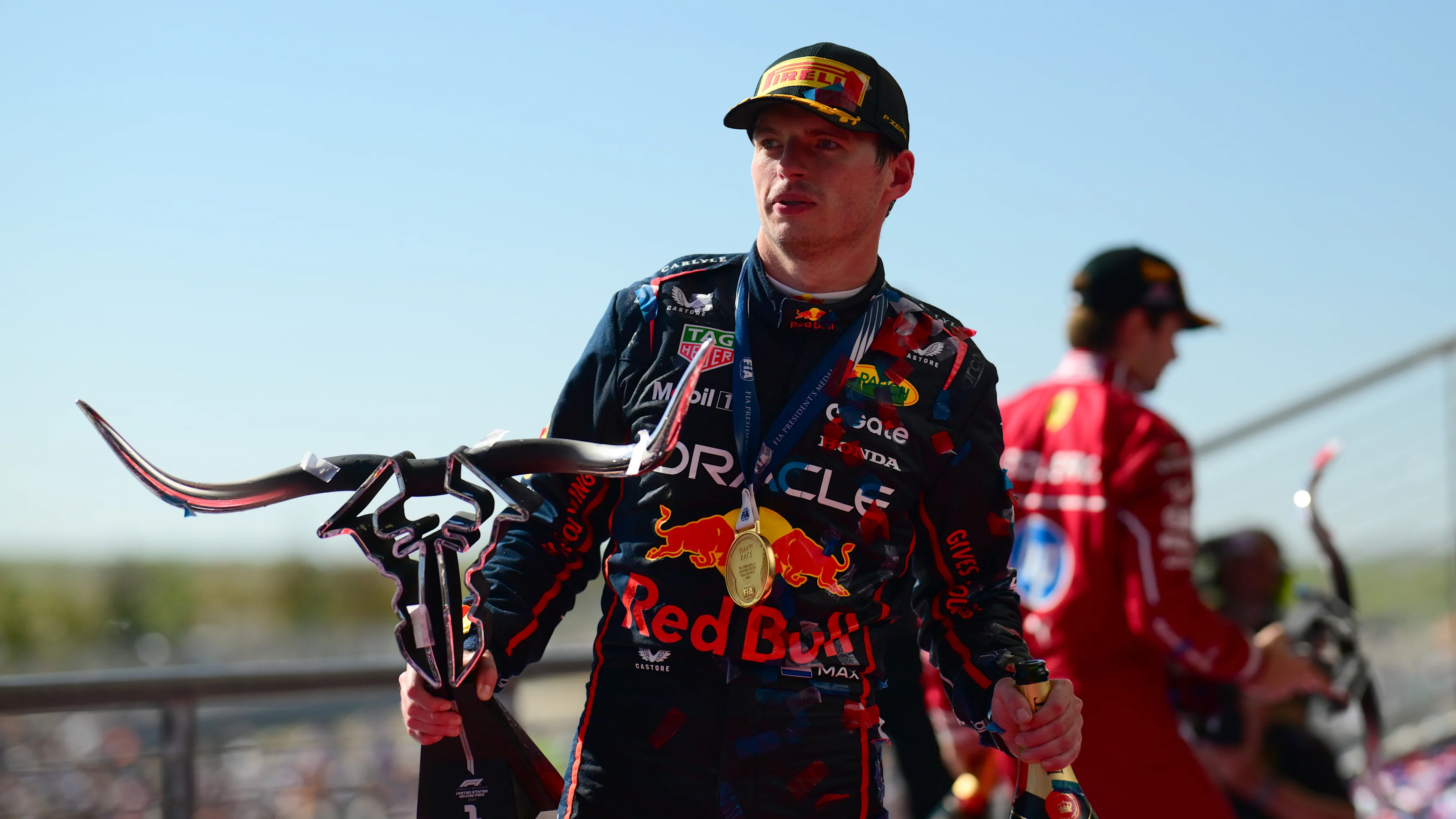 AUSTIN, TEXAS - 19 DE OCTUBRE: El ganador de la carrera Max Verstappen de Holanda y Oracle Red Bull