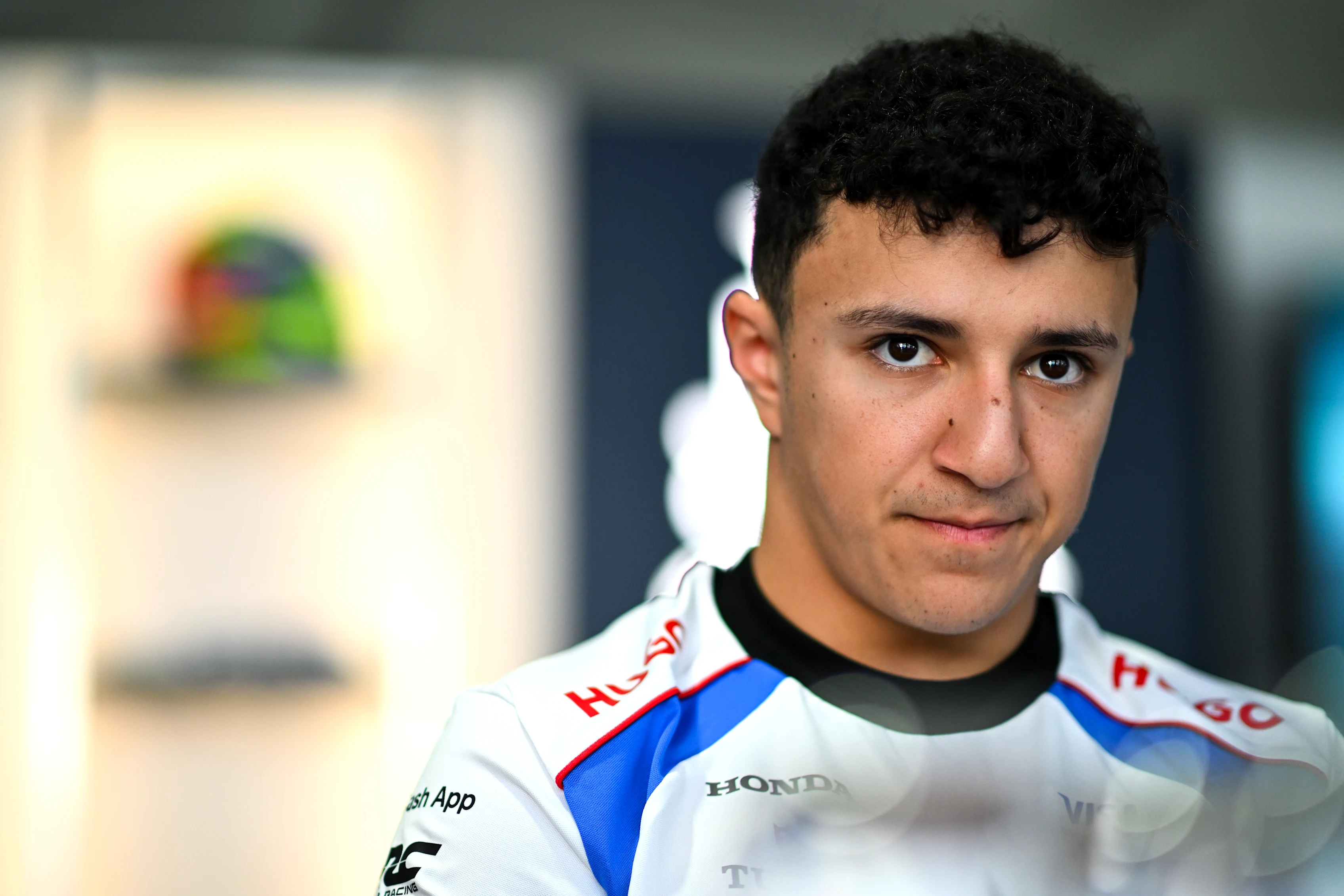 CIUDAD DE MÉXICO, MÉXICO - 23 DE OCTUBRE: Isack Hadjar de Francia y Visa Cash App Racing Bulls observan