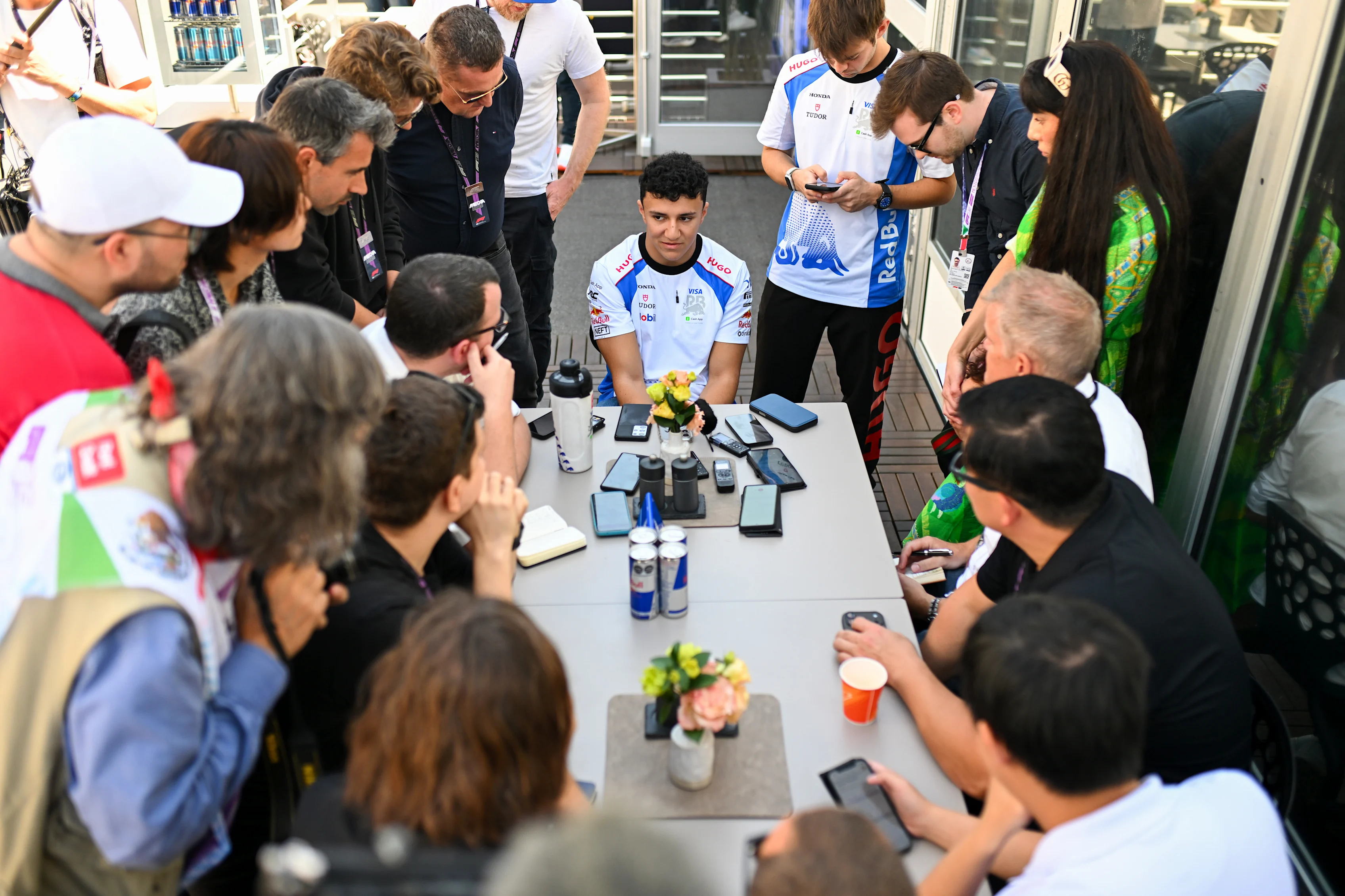 CIUDAD DE MÉXICO, MÉXICO - 23 DE OCTUBRE: Isack Hadjar de Francia y Visa Cash App Racing Bulls habla en un
