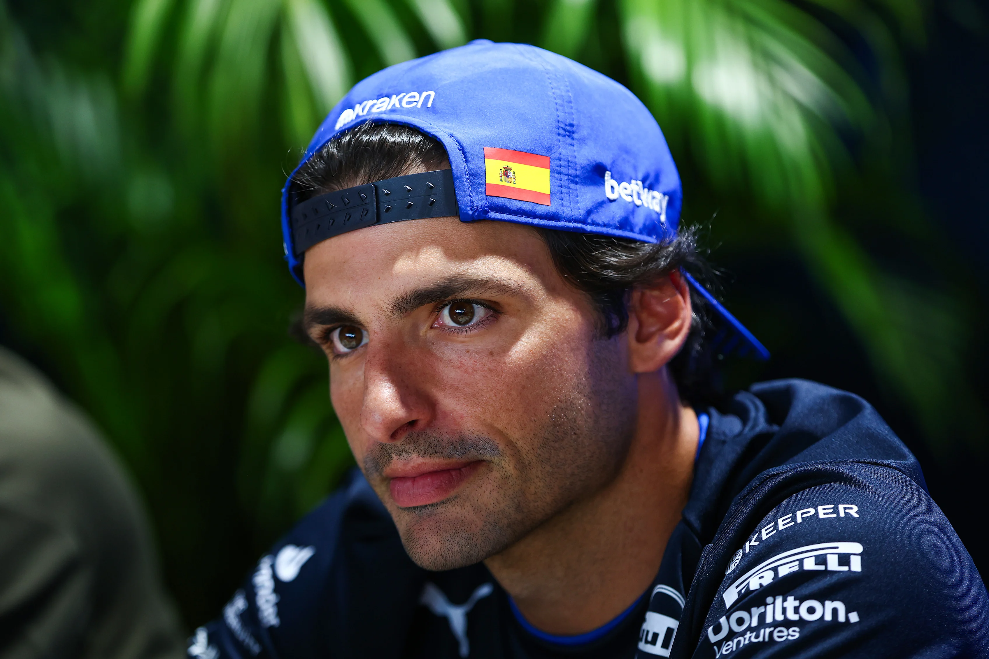 CIUDAD DE MÉXICO, MÉXICO - 23 DE OCTUBRE: Carlos Sainz de España y Williams miran en el Paddock durante
