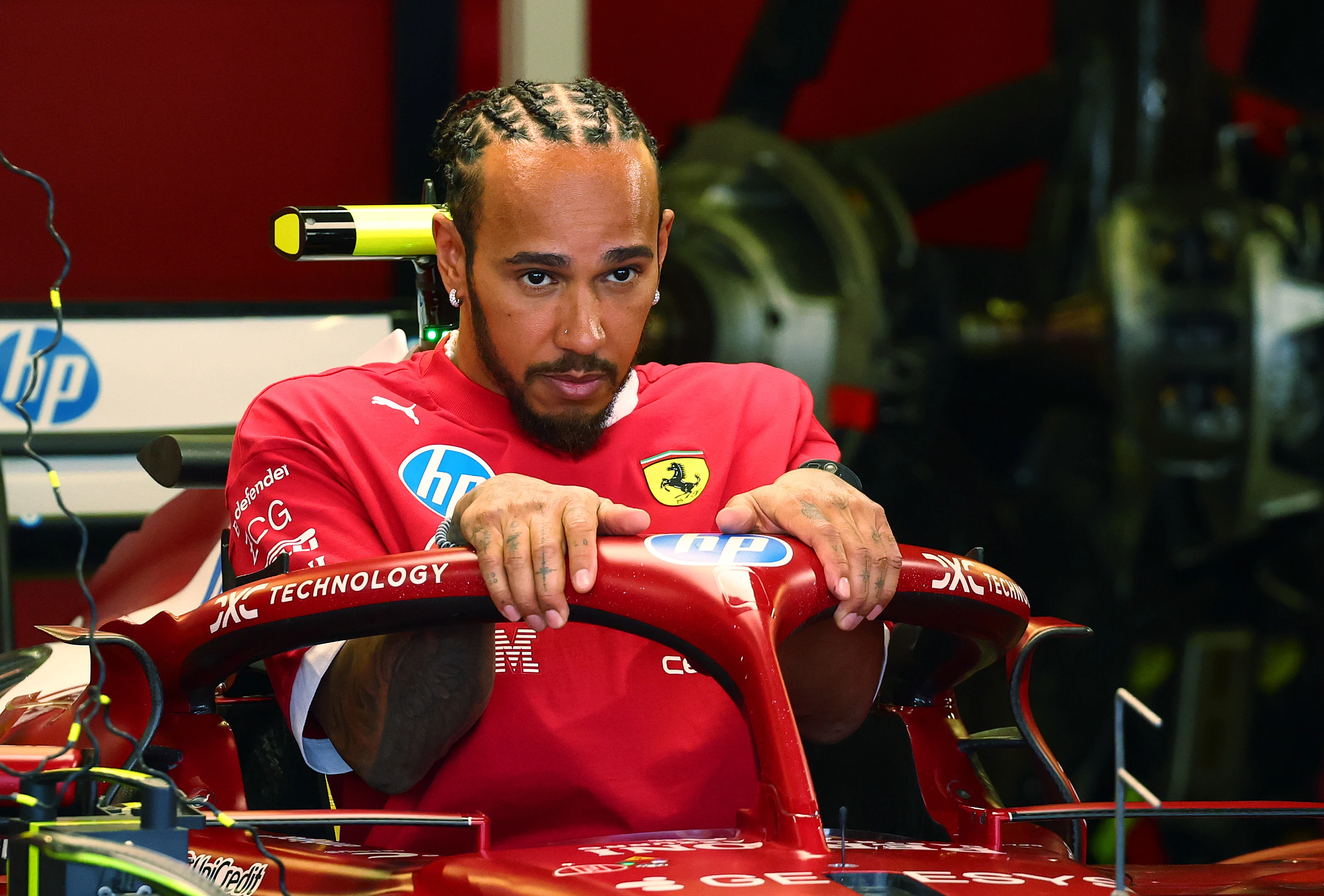 AUSTIN, TEXAS - 19 DE OCTUBRE: Un decepcionado Oscar Piastri de Australia y McLaren habla en el