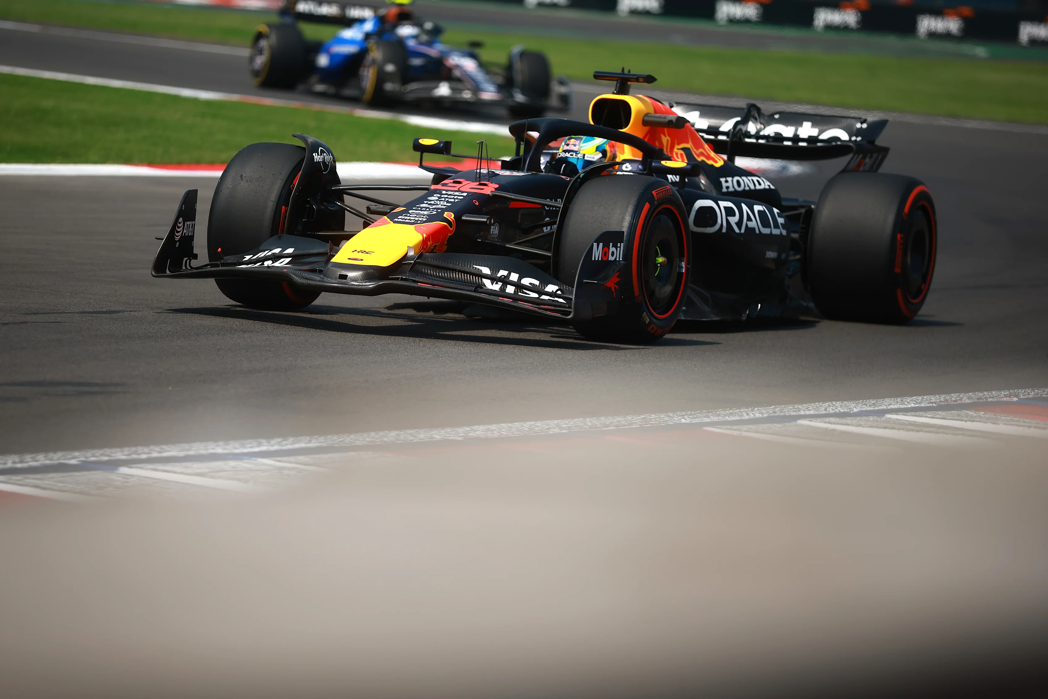 CIUDAD DE MÉXICO, MÉXICO - 24 DE OCTUBRE: Arvid Lindblad de Gran Bretaña conduciendo el (36) Oracle Red Bull