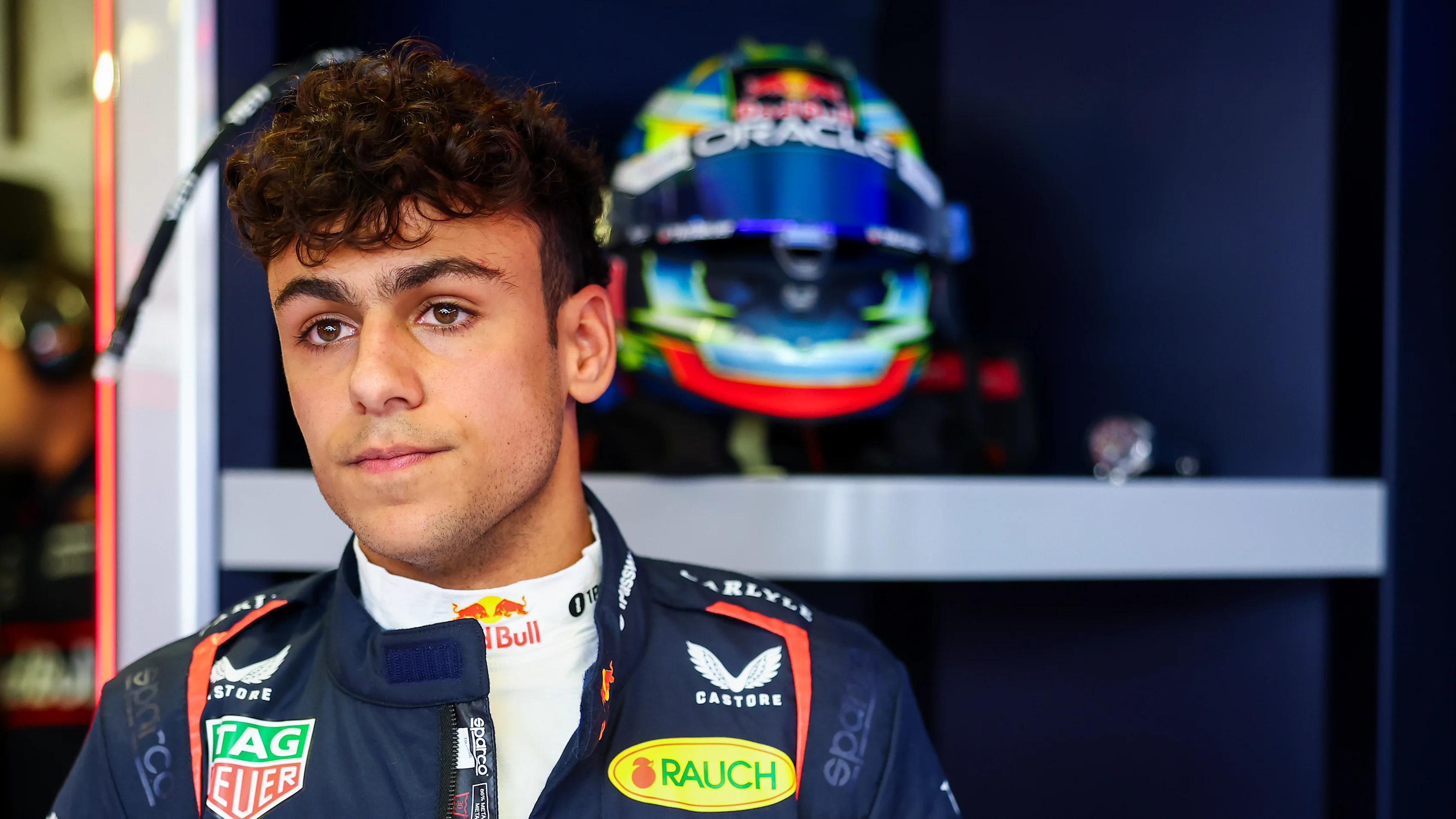 CIUDAD DE MÉXICO, MÉXICO - 24 DE OCTUBRE: Arvid Lindblad de Gran Bretaña y Oracle Red Bull Racing miran