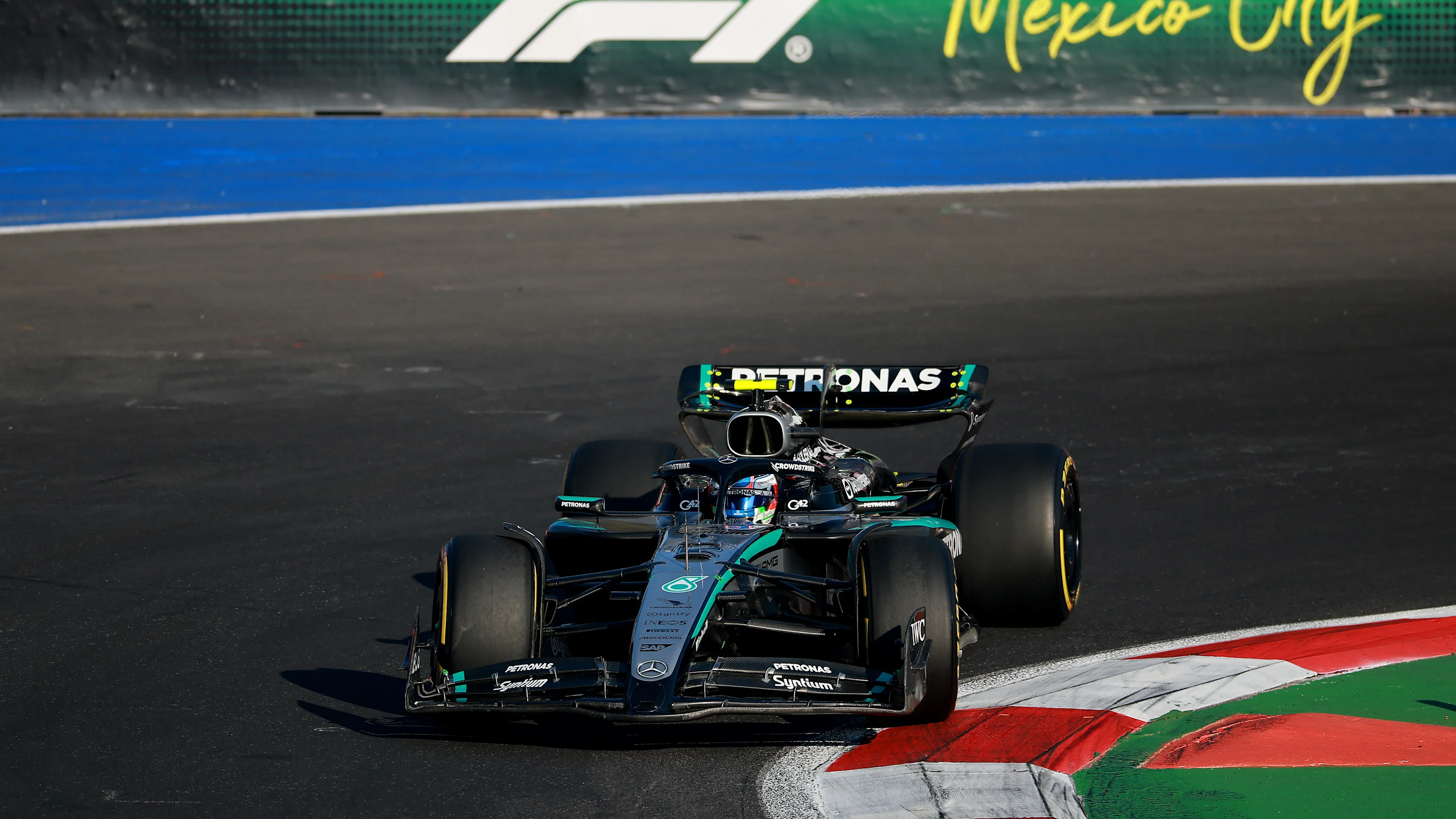 CIUDAD DE MÉXICO, MÉXICO - 24 DE OCTUBRE: Andrea Kimi Antonelli de Italia conduciendo el (12) Mercedes AMG