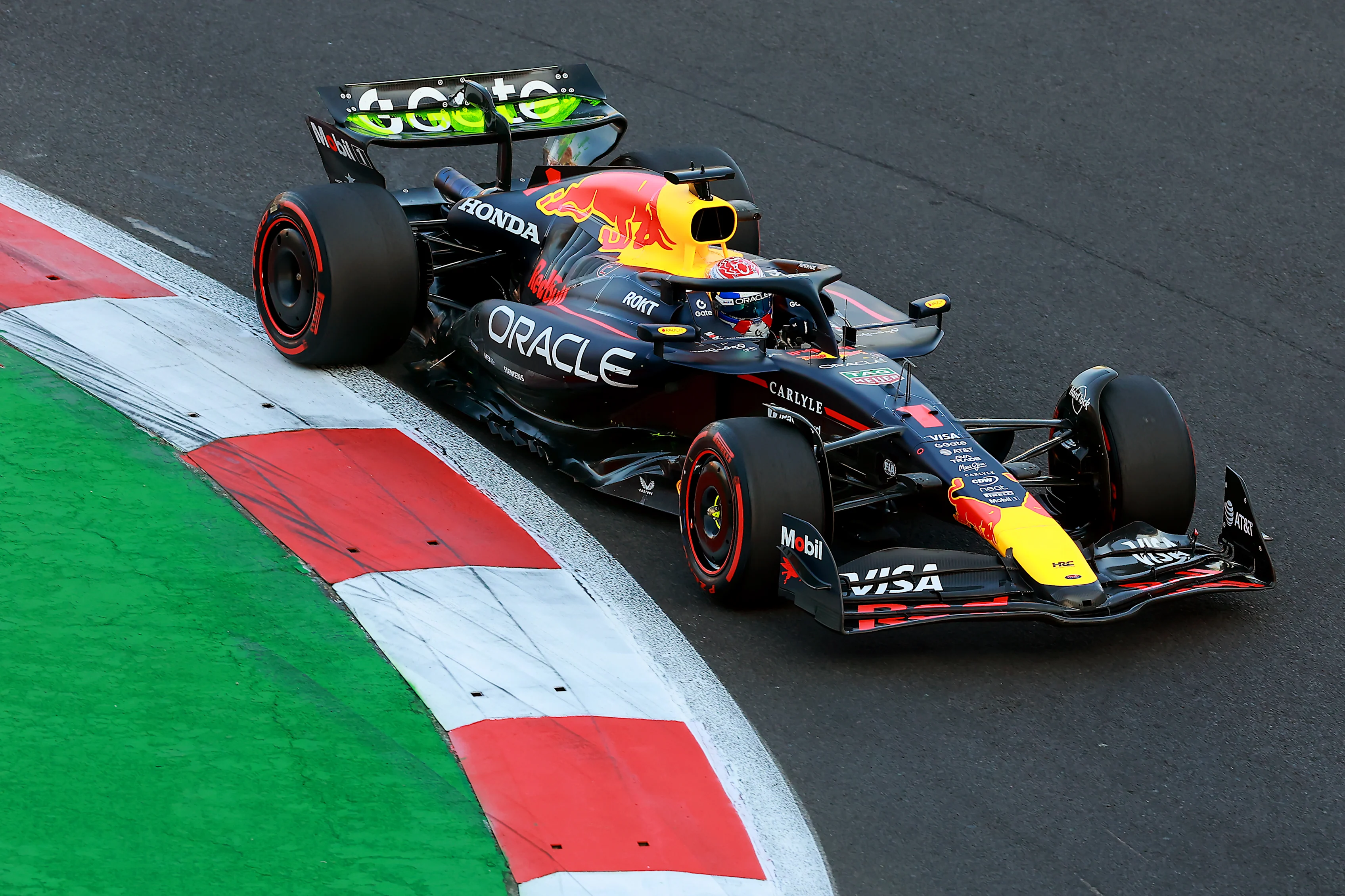 CIUDAD DE MÉXICO, MÉXICO - 24 DE OCTUBRE: Max Verstappen de Holanda conduciendo el (1) Oracle Red Bull