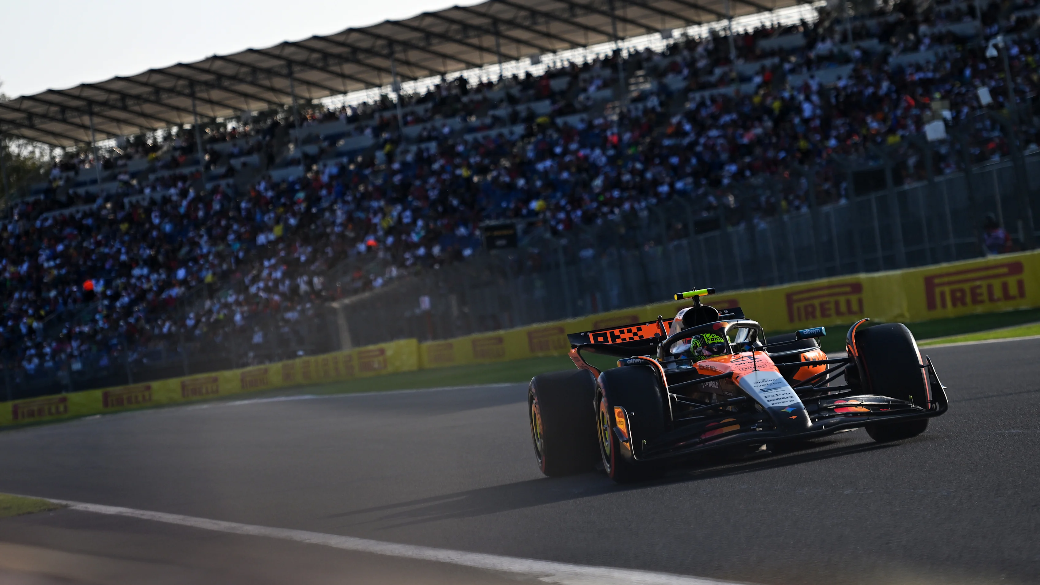 CIUDAD DE MÉXICO, MÉXICO - 24 DE OCTUBRE: Lando Norris de Gran Bretaña conduciendo el (4) McLaren MCL39