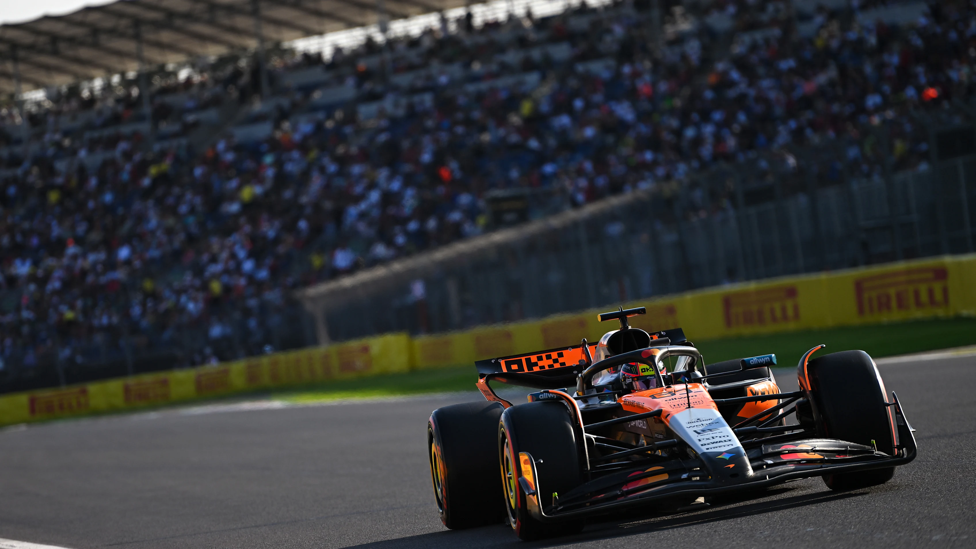 CIUDAD DE MÉXICO, MÉXICO - 24 DE OCTUBRE: Oscar Piastri de Australia conduciendo el (81) McLaren MCL39
