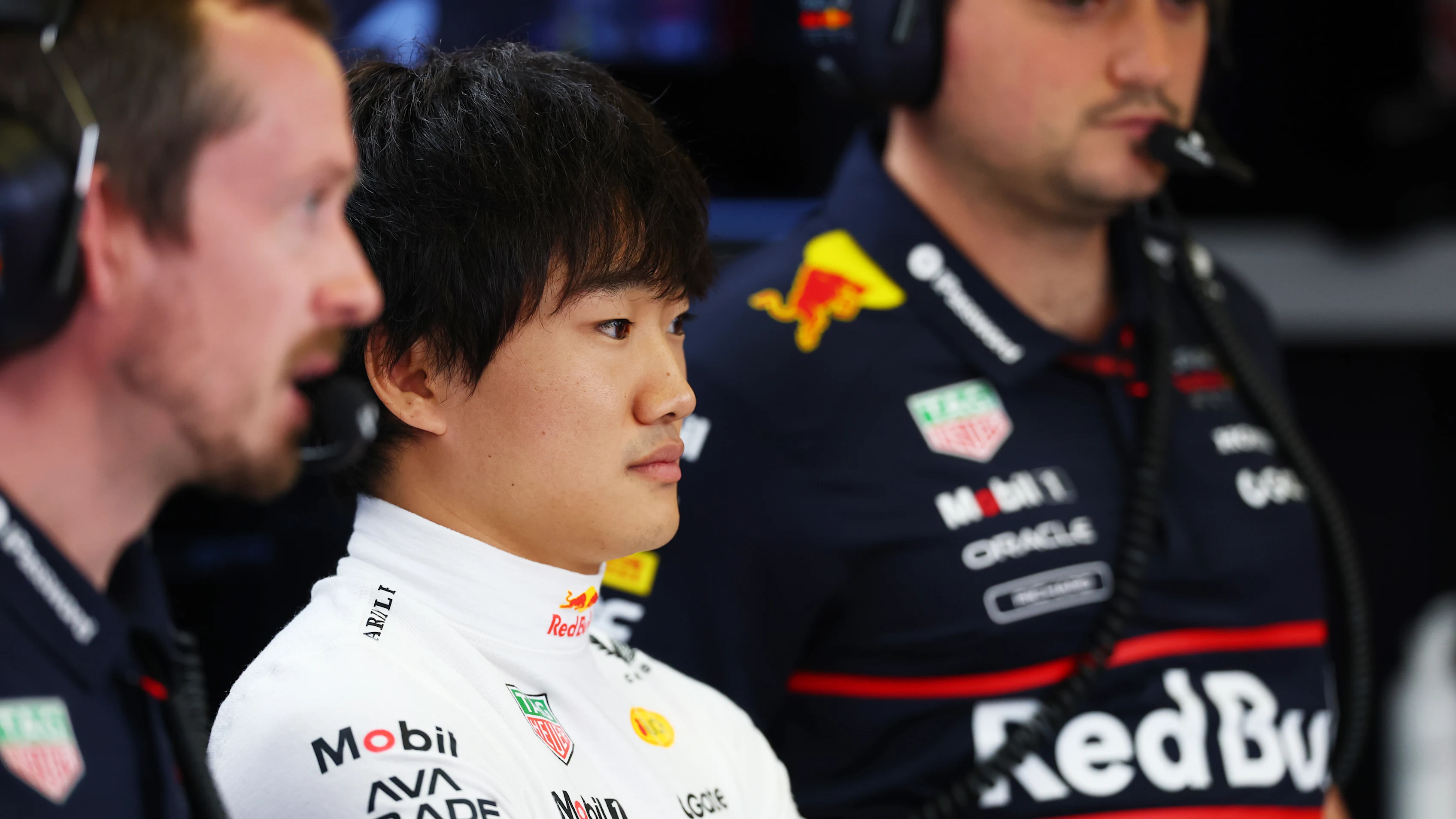 CIUDAD DE MÉXICO, MÉXICO - 25 DE OCTUBRE: Yuki Tsunoda de Japón y Oracle Red Bull Racing en el garaje