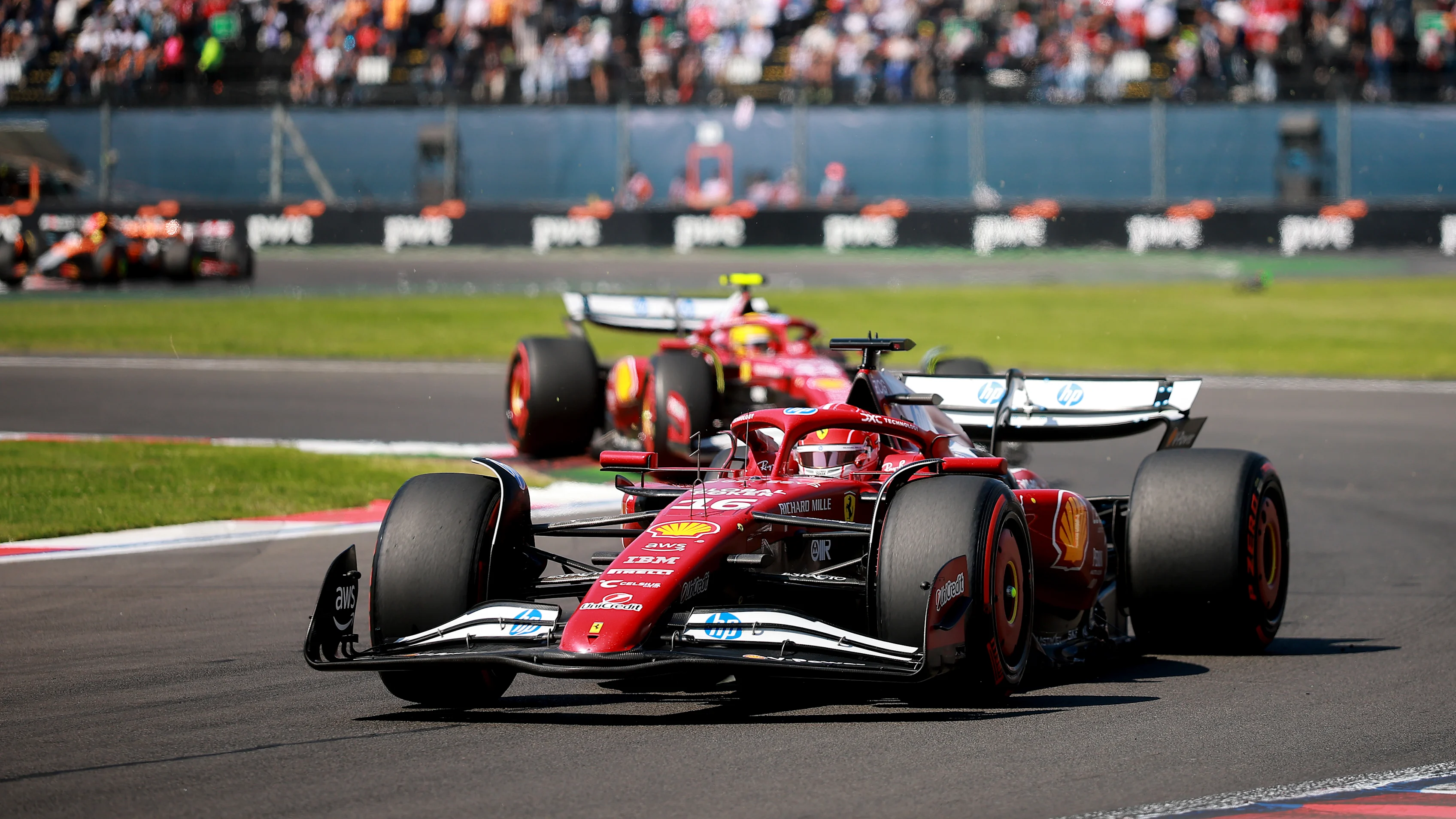 CIUDAD DE MÉXICO, MÉXICO - 26 DE OCTUBRE: Charles Leclerc de Mónaco conduciendo el (16) Scuderia Ferrari SF-25