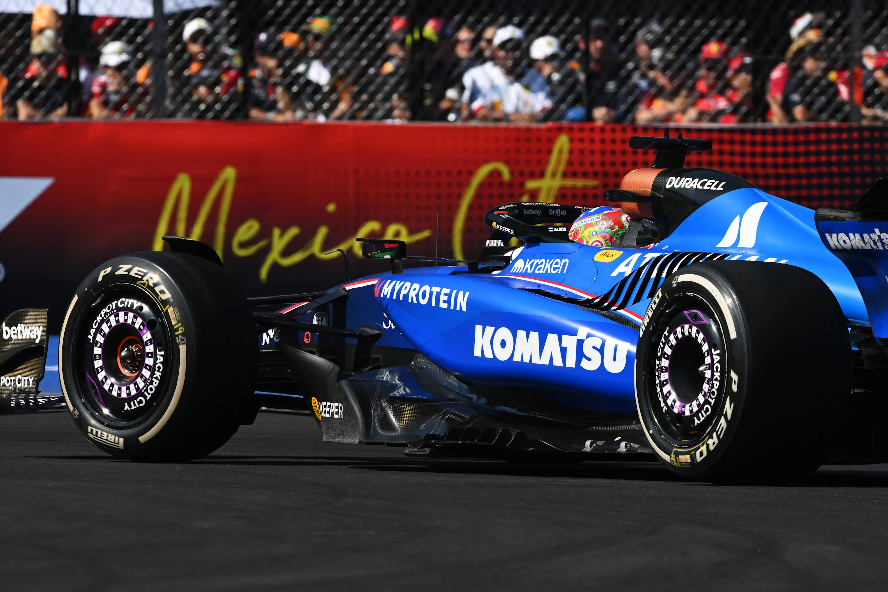CIUDAD DE MÉXICO, MÉXICO - 26 DE OCTUBRE: Alexander Albon de Tailandia conduciendo el (23) Williams FW47