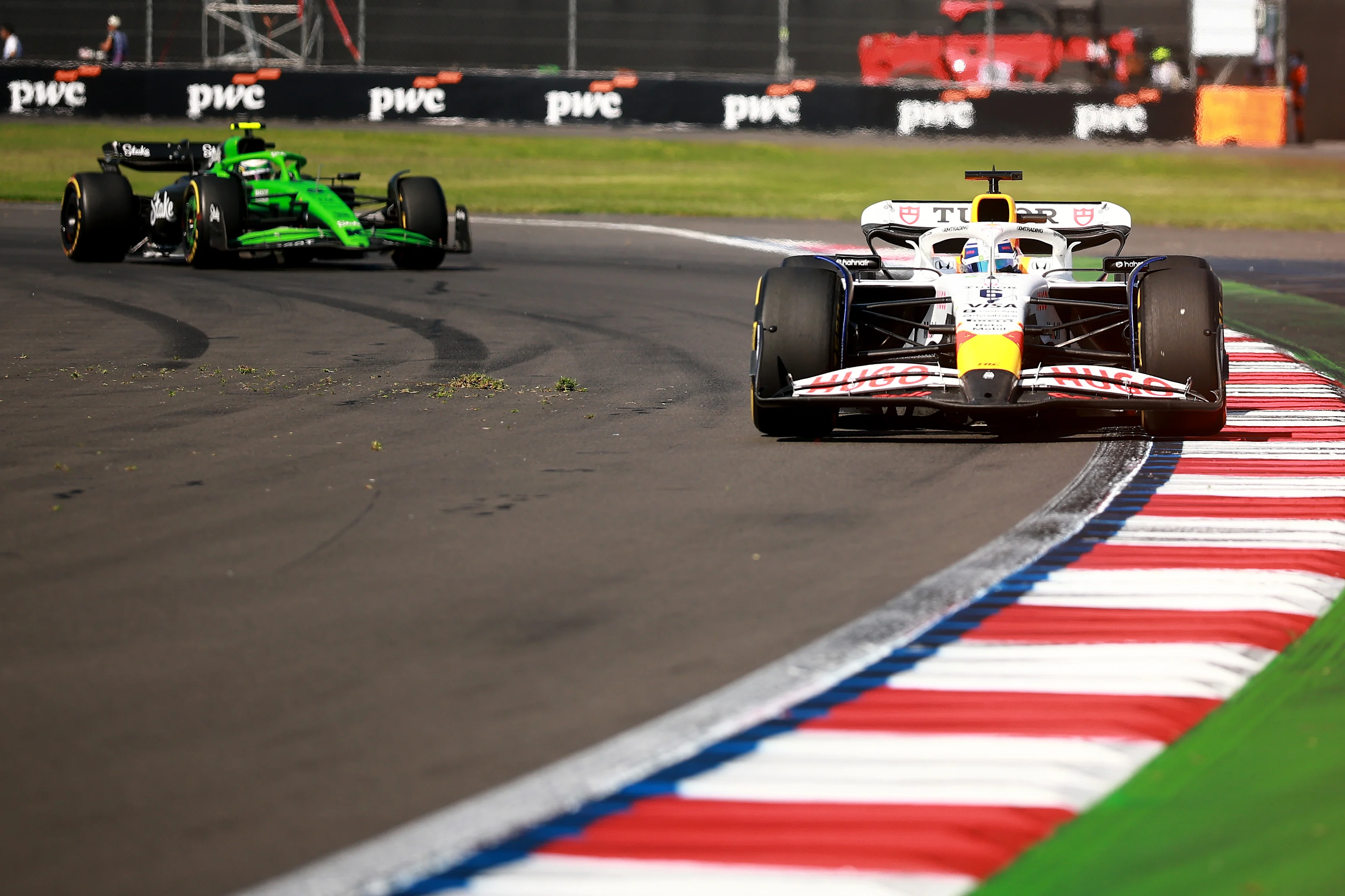 CIUDAD DE MÉXICO, MÉXICO - 26 DE OCTUBRE: Isack Hadjar de Francia conduciendo los (6) Visa Cash App Racing Bulls