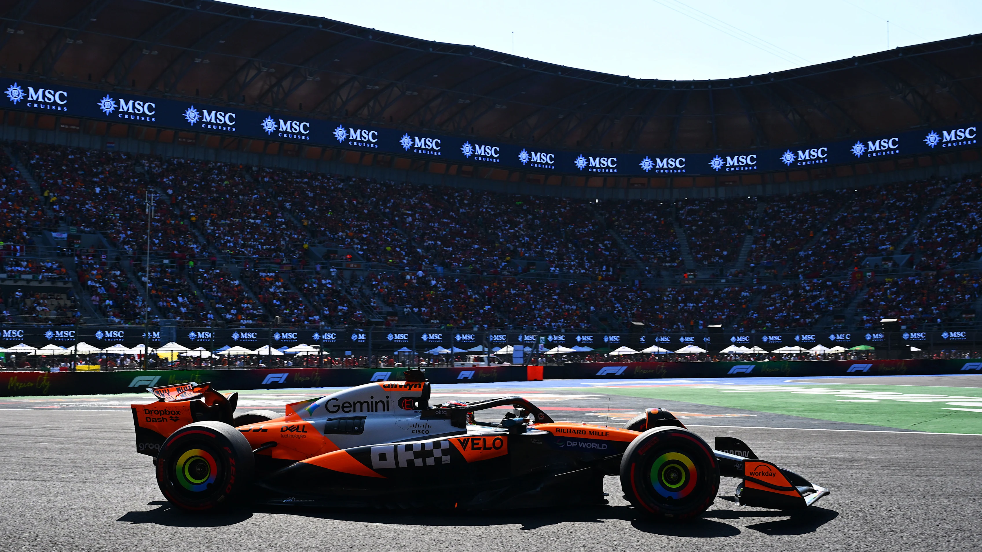 CIUDAD DE MÉXICO, MÉXICO - 26 DE OCTUBRE: Oscar Piastri de Australia conduciendo el (81) McLaren MCL39