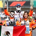 Incluso los oficiales y los comisarios de pista se unen a la diversión.