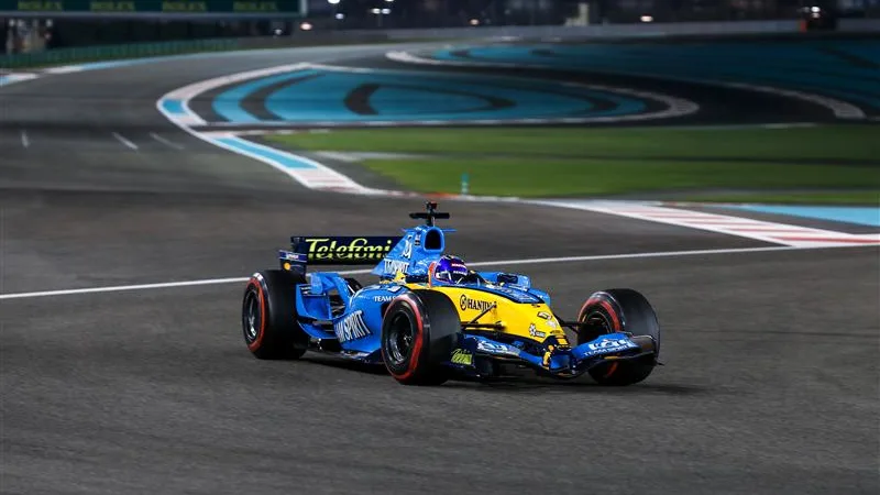 Fernando Alonso acudió al circuito de Yas Marina con su coche ganador del campeonato de 2005, el Renault R25. Desliza para ver más imágenes