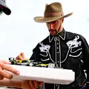 Siempre encontrando tiempo para los fanáticos, Ricciardo firma un mini auto para un afortunado seguidor