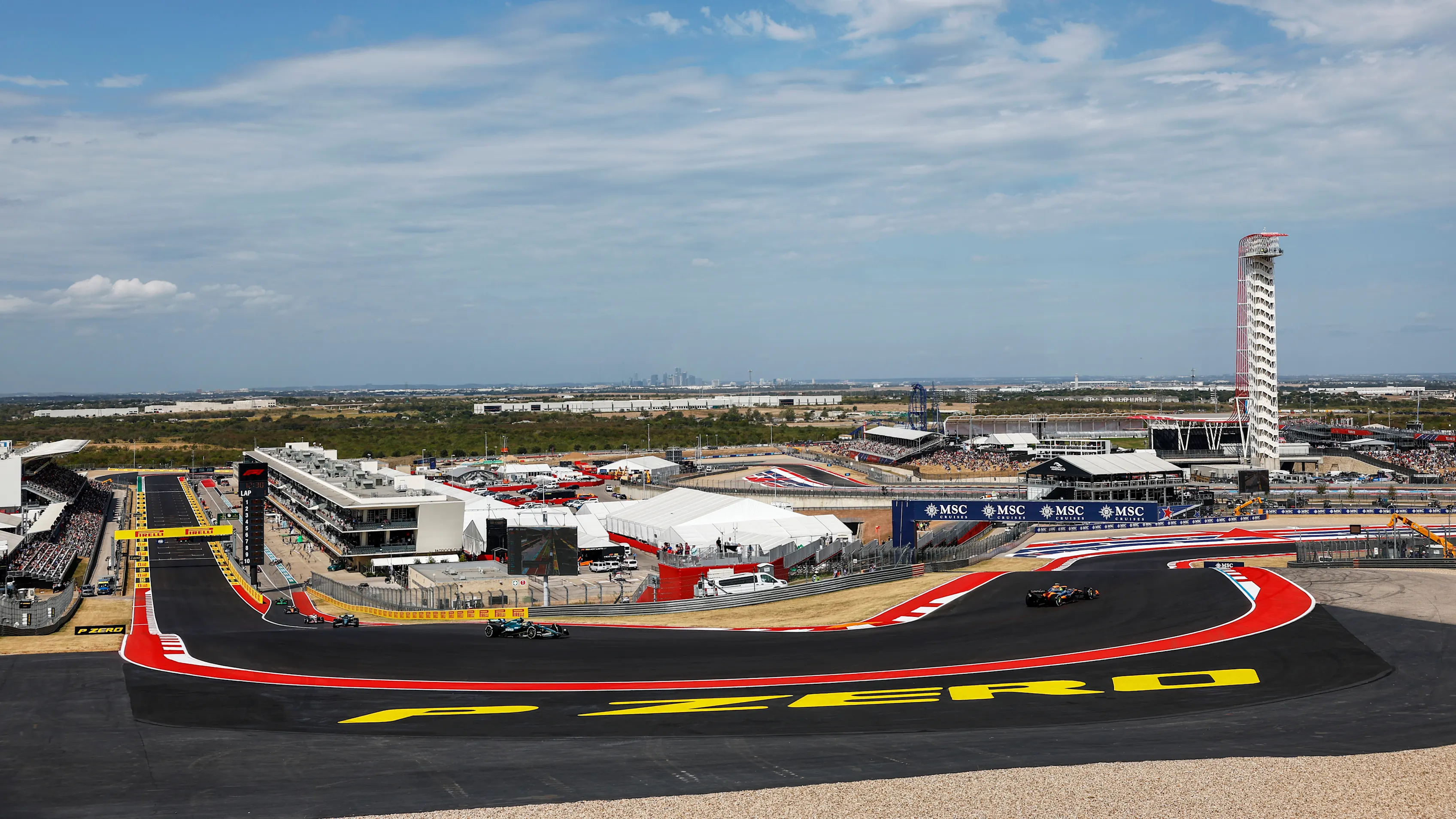AUSTIN, ESTADOS UNIDOS - 18 DE OCTUBRE: Lando Norris, McLaren MCL38, lidera a Fernando Alonso, Aston