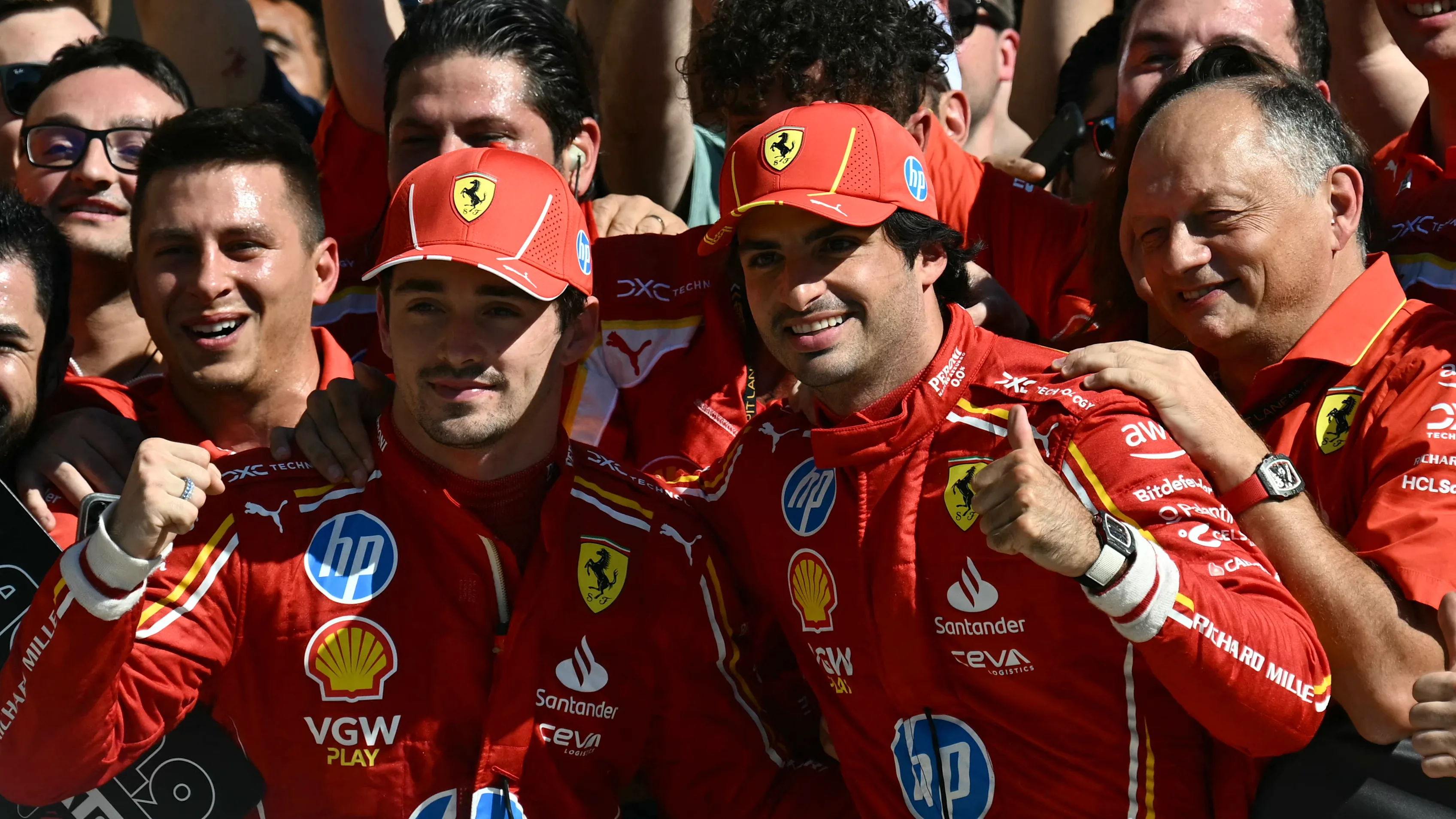 (LR) El piloto monegasco de Ferrari Charles Leclerc, el piloto español de Ferrari Carlos Sainz Jr. y