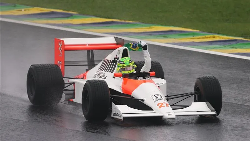 Lewis Hamilton condujo el McLaren MP4/5B de 1990 de Aryton Senna en Interlagos en 2024. Desliza para ver más imágenes