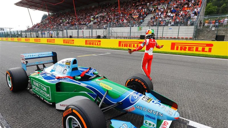 Fue un impulso emocional para Mick Schumacher mientras lo colmaban de amor en Spa-Francorchamps. Desliza para ver más imágenes