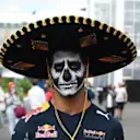 ¿Sombrero? Controlar. ¿Pintura facial? Controlar. Ricciardo nunca falta a una fiesta en el paddock