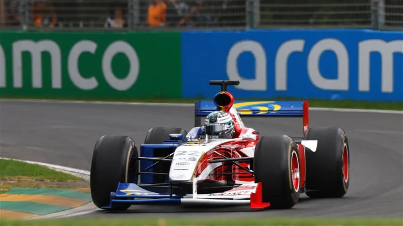 El atrevido tiene una llamativa librea dividida, ¡pero no parecía fuera de lugar en la parrilla de finales de los 90! Desliza para ver más imágenes