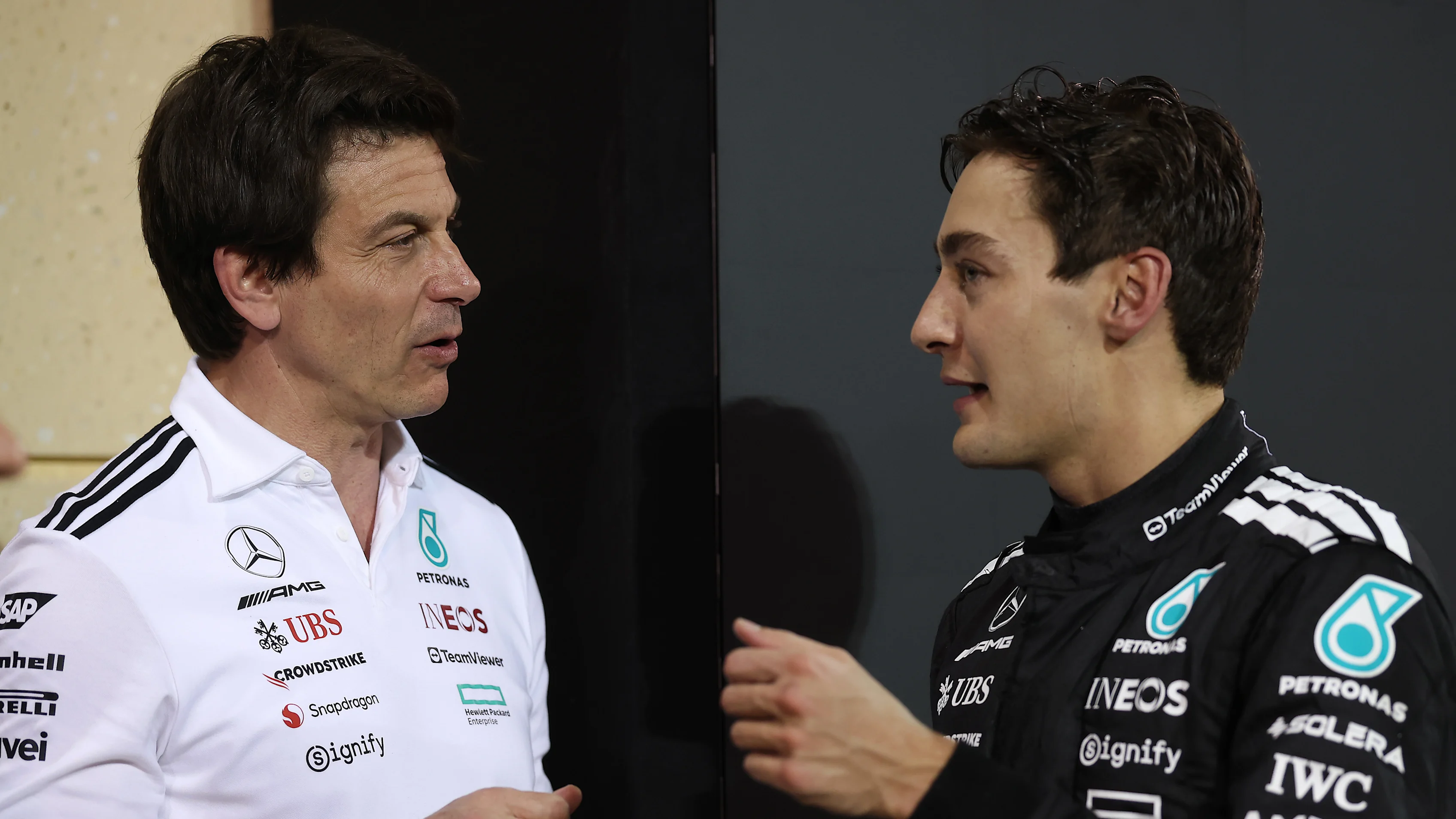 BAHREIN, BAHREIN - 13 DE ABRIL: El tercer clasificado, Lando Norris de Gran Bretaña, y McLaren felicitan