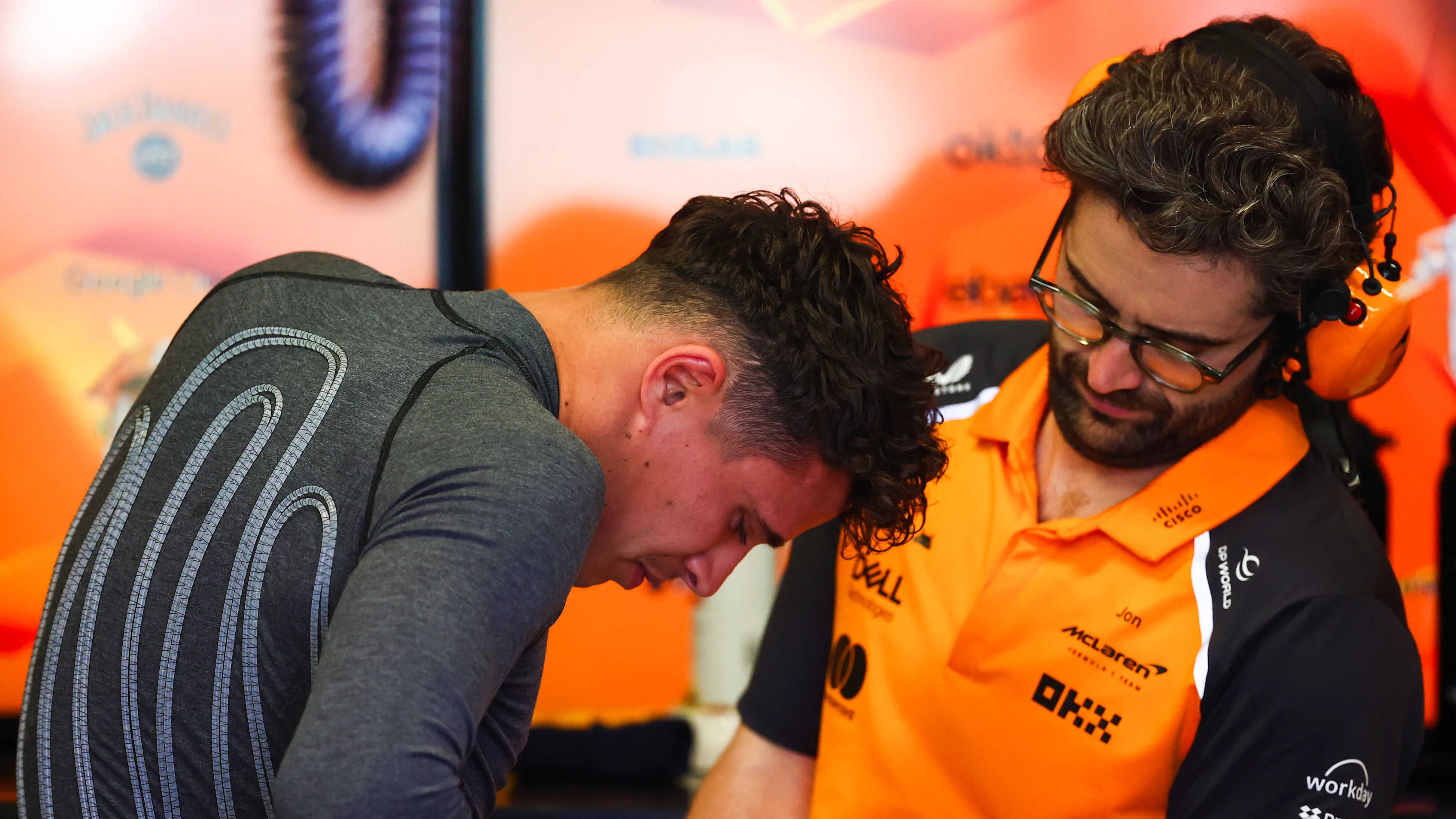 Barcelona, ​​España - 30 de mayo: Lando Norris de Gran Bretaña y McLaren adjunta un chaleco de enfriamiento en el