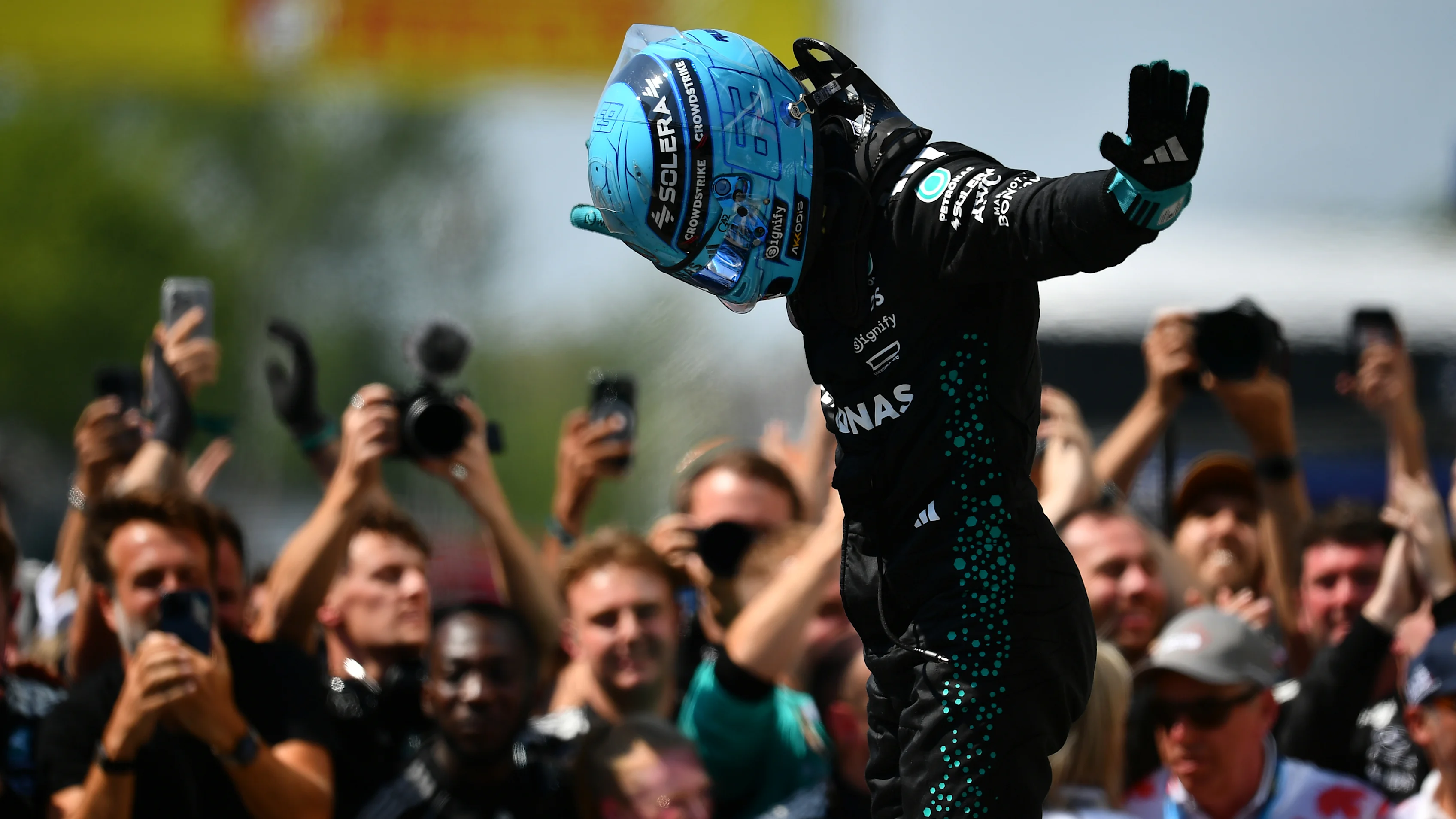 MONTREAL, QUEBEC - 15 DE JUNIO: Ganador de la carrera George Russell de Gran Bretaña y Mercedes AMG Petronas