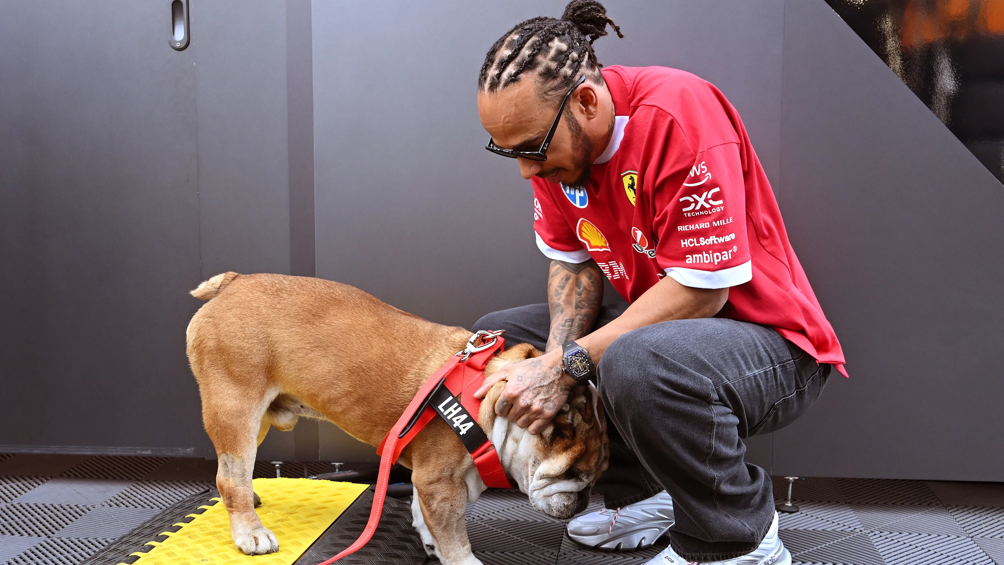 Northampton, Inglaterra - 04 de julio: Lewis Hamilton de Gran Bretaña y Scuderia Ferrari en el paddock