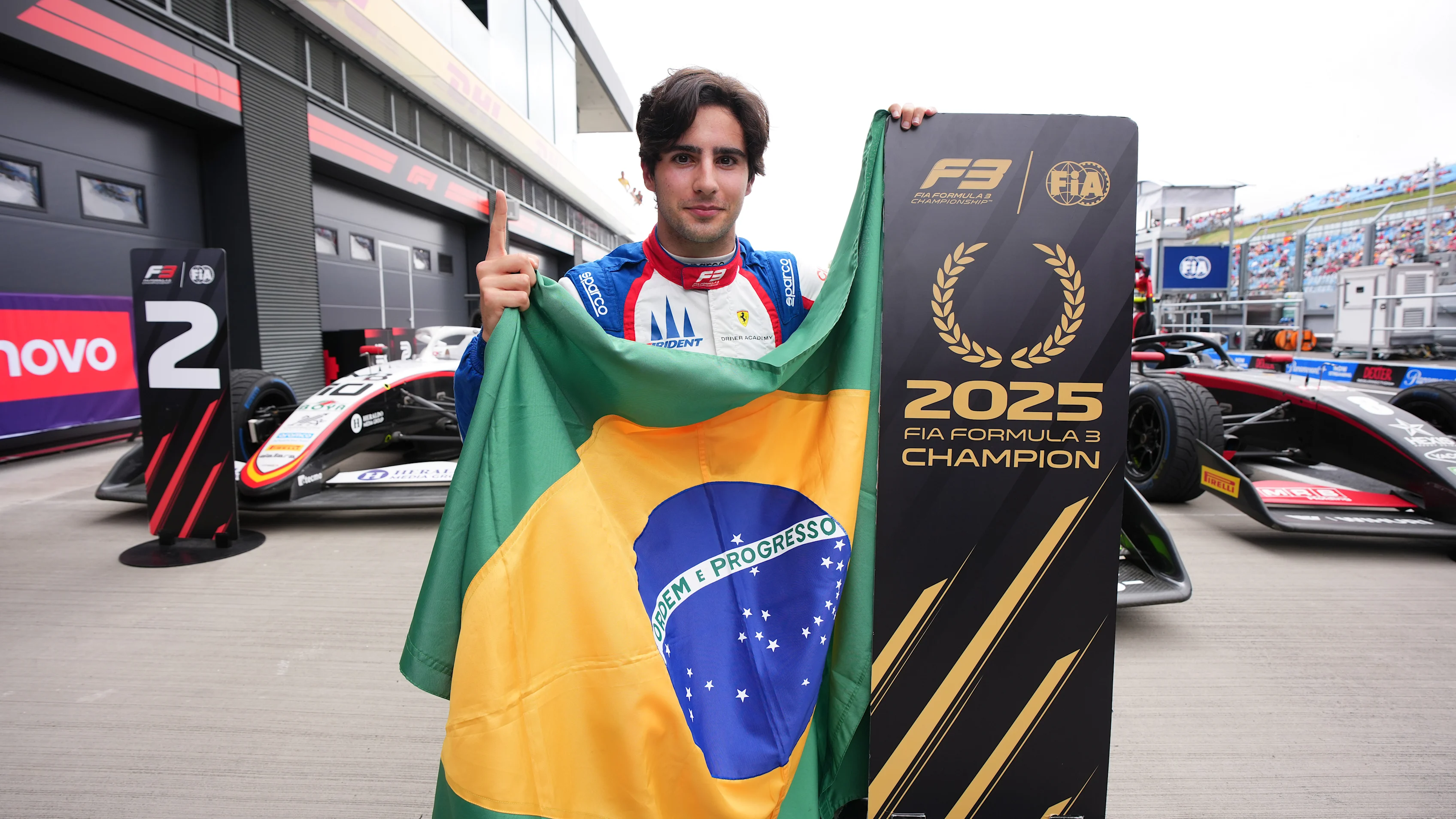 BUDAPEST, HUNGRÍA - 3 DE AGOSTO: Campeón de pilotos de F3 de 2025 y ganador de la carrera Rafael Camara de Brasil y