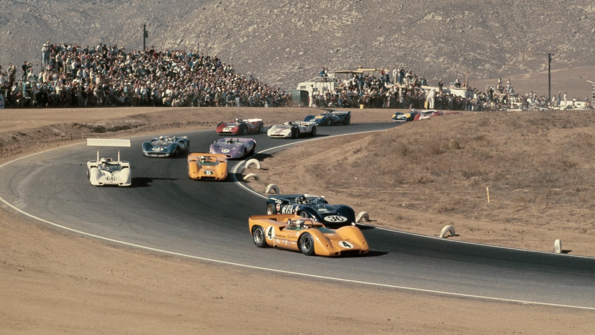 Bruce McLaren (1937 - 1970) de Nueva Zelanda conduce el #4 McLaren Cars Ltd McLaren M6a Chevrolet