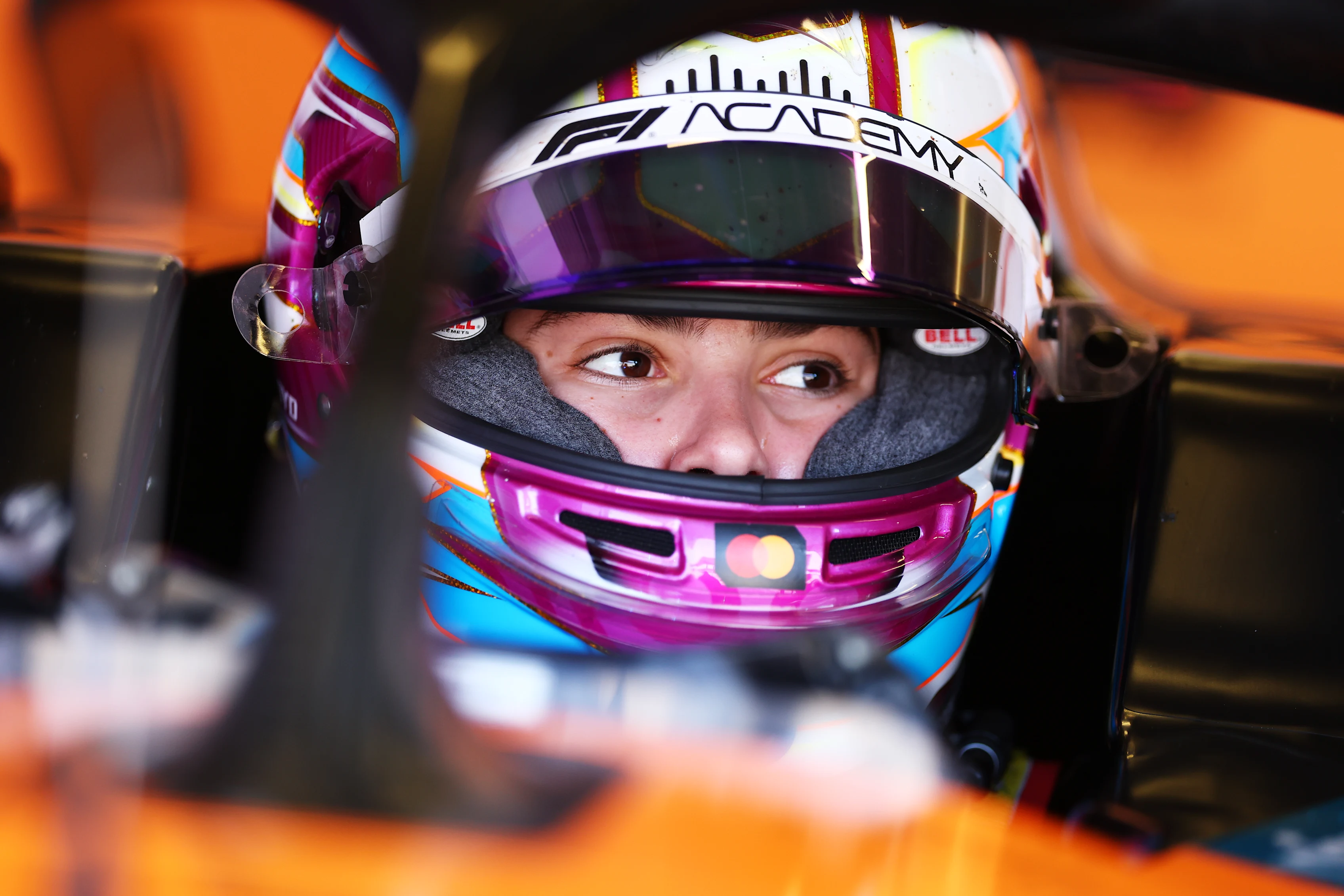Navarra, España - 17 de septiembre: Ella Lloyd de Gran Bretaña y Rodin Motorsport (20) mira en
