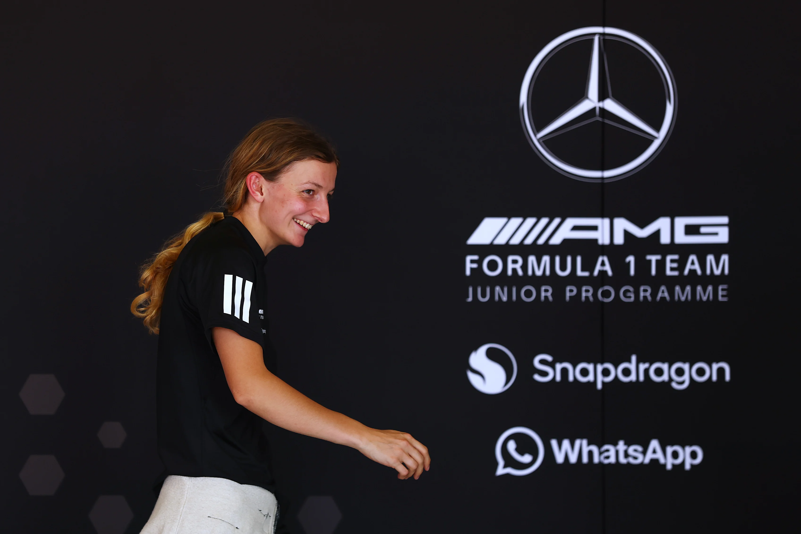 Navarra, España - 17 de septiembre: Doriane Pin of France y Prema Racing (28) mira en el garaje