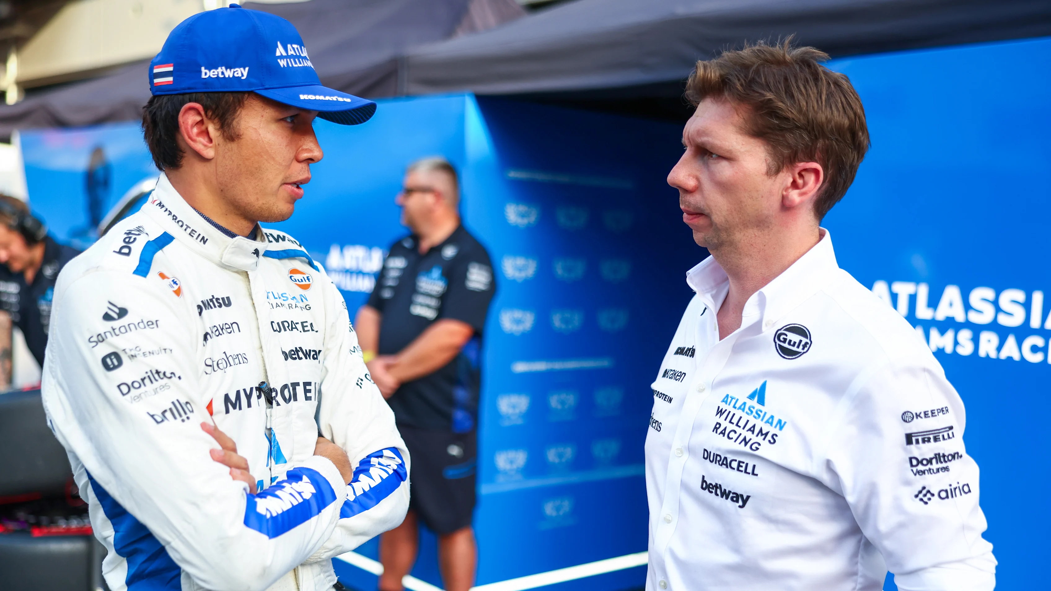 BAKU, AZERBAIYÁN - 19 DE SEPTIEMBRE: Alexander Albon de Tailandia y Williams y James Vowles, equipo