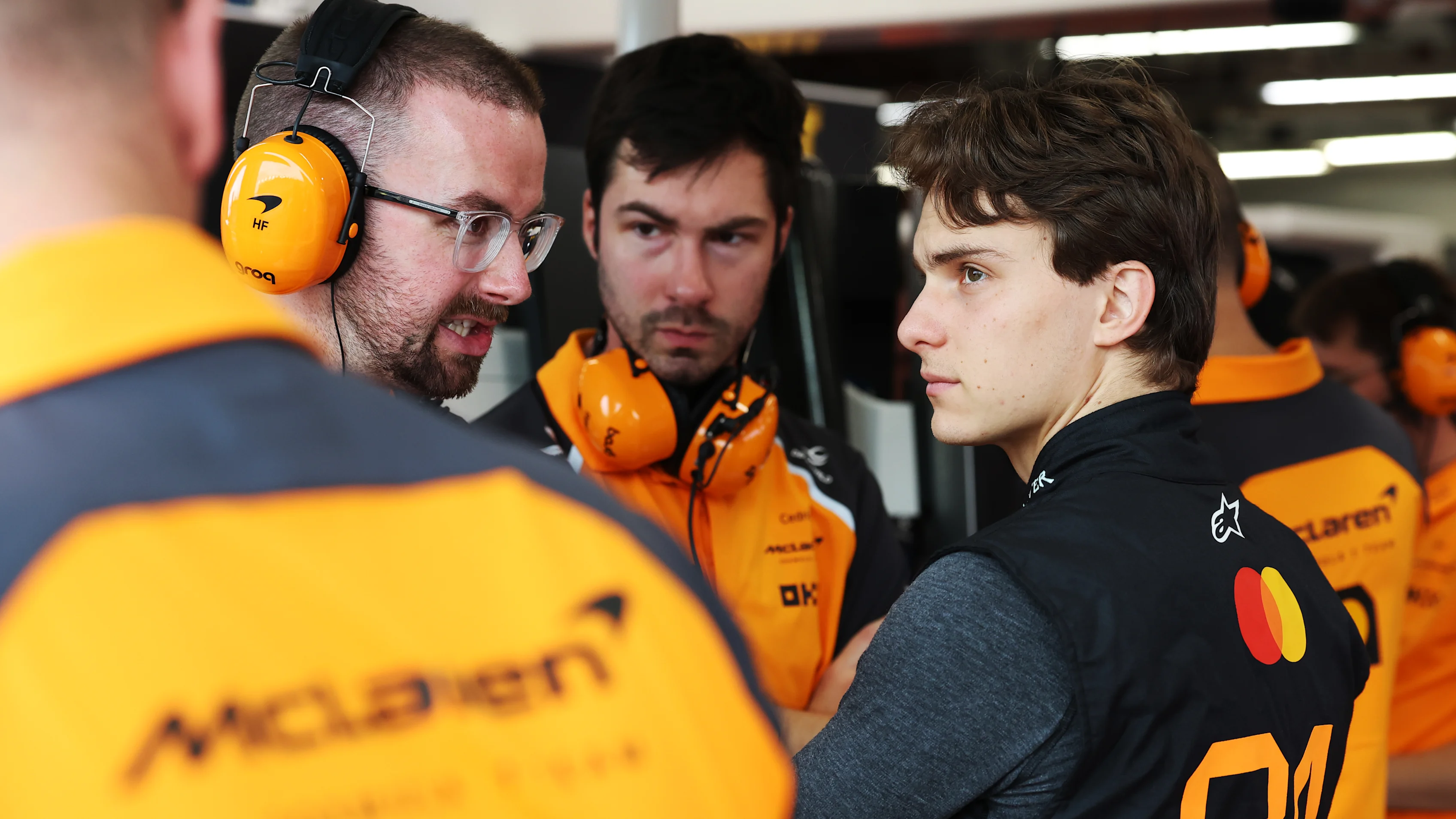 Singapur, Singapur - 03 de octubre: Oscar Piastri de Australia y McLaren mira en el garaje