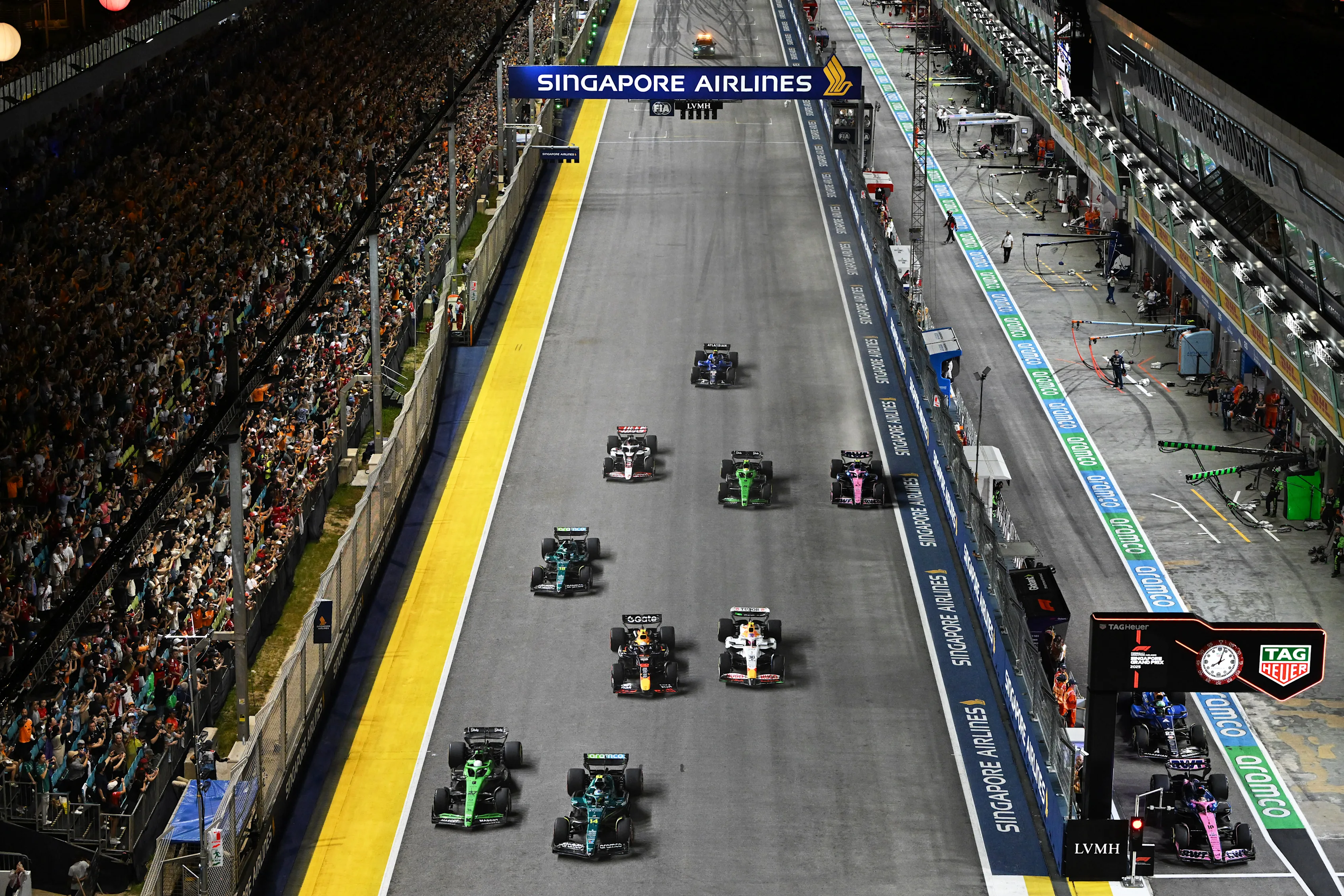 Singapur, Singapur - 05 de octubre: Fernando Alonso de España conduciendo el (14) equipo Aston Martin F1