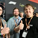 El cantante Lewis Capaldi absorbió la atmósfera con su hermano