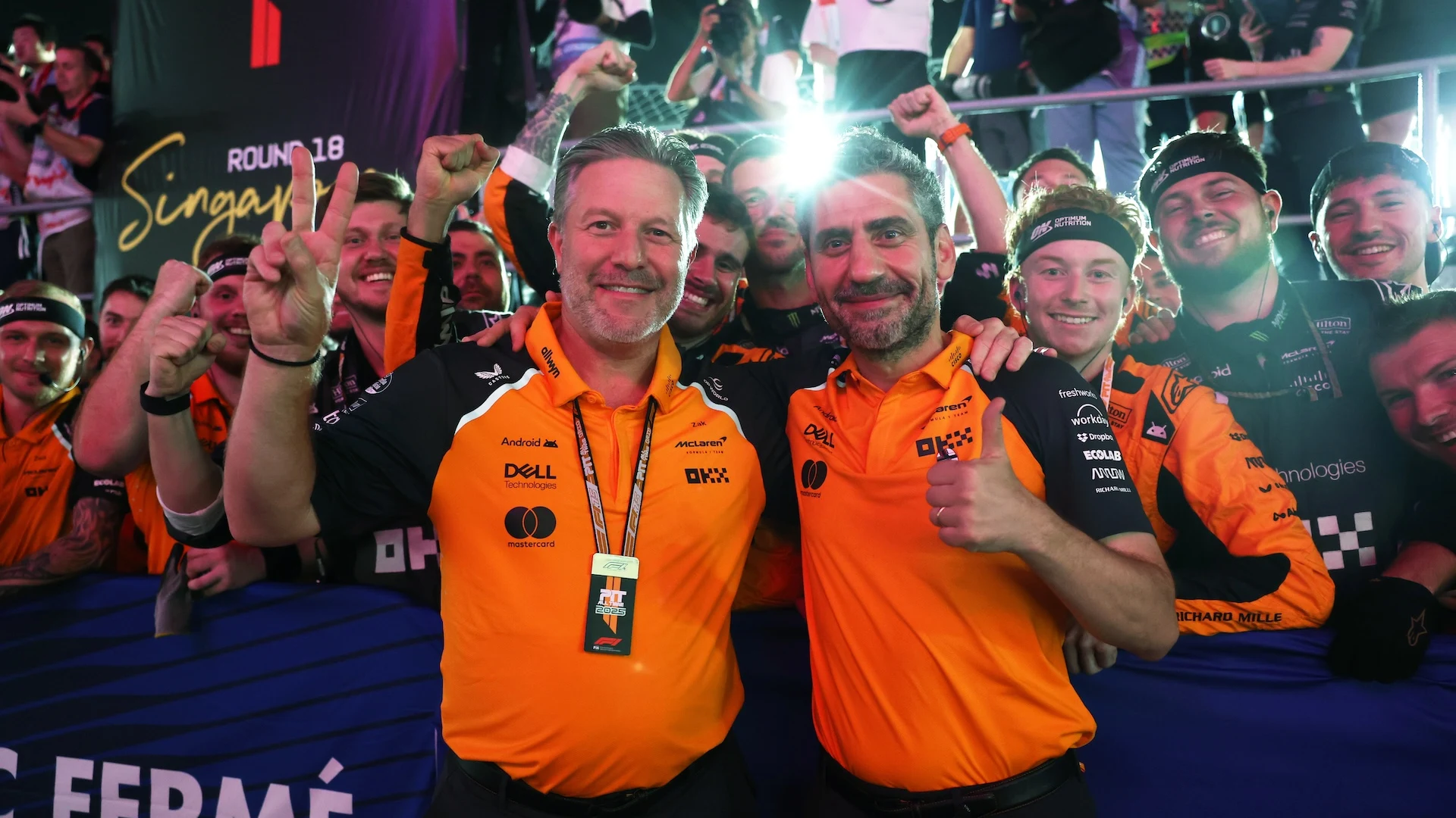 Singapur, Singapur - 05 de octubre: Zak Brown, director ejecutivo de McLaren Andrea Stella,