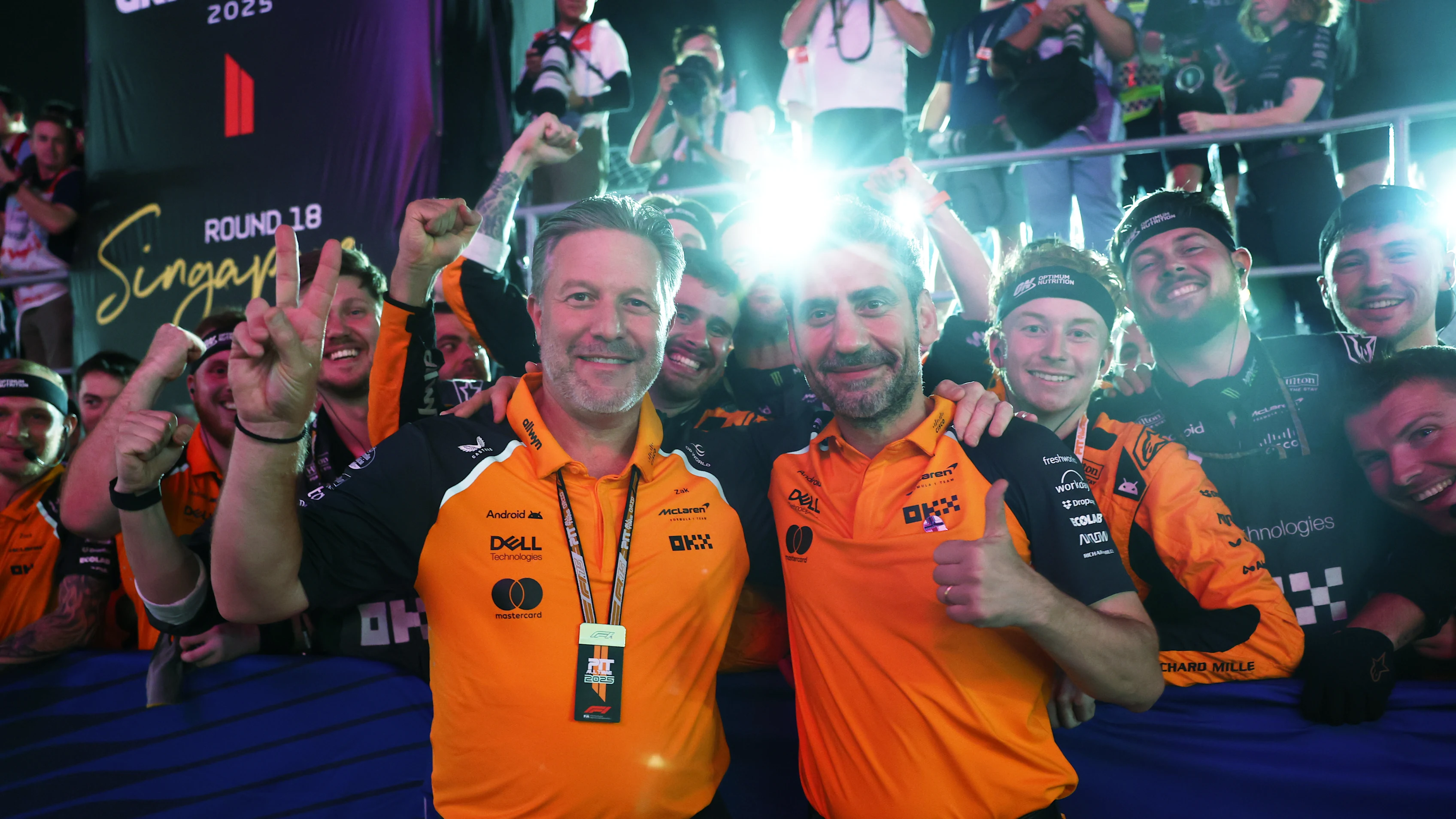 Singapur, Singapur - 05 de octubre: Zak Brown, director ejecutivo de McLaren y Andrea Stella,