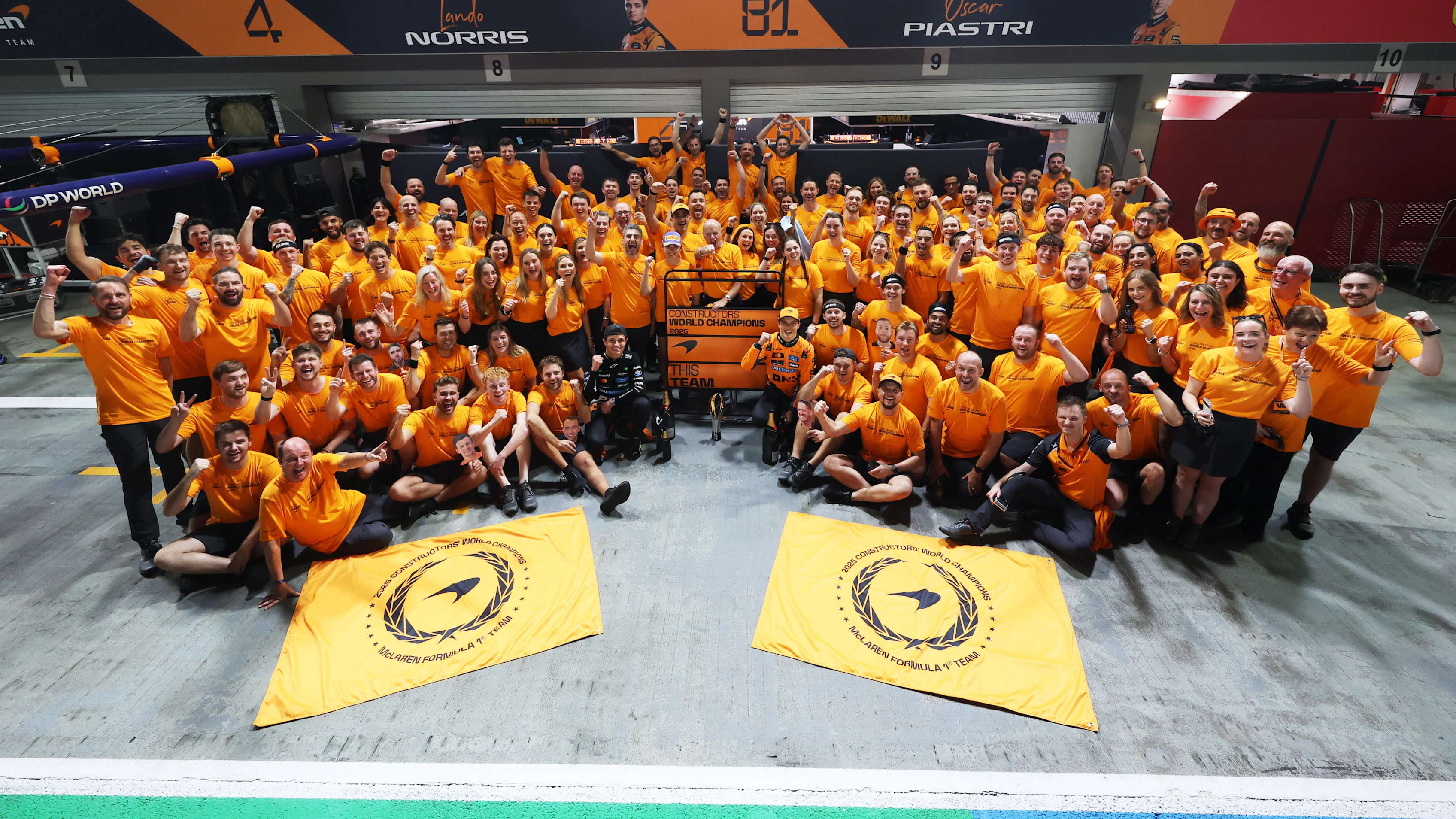 Singapur, Singapur - 05 de octubre: Lando Norris de Gran Bretaña y McLaren Oscar Piastri de
