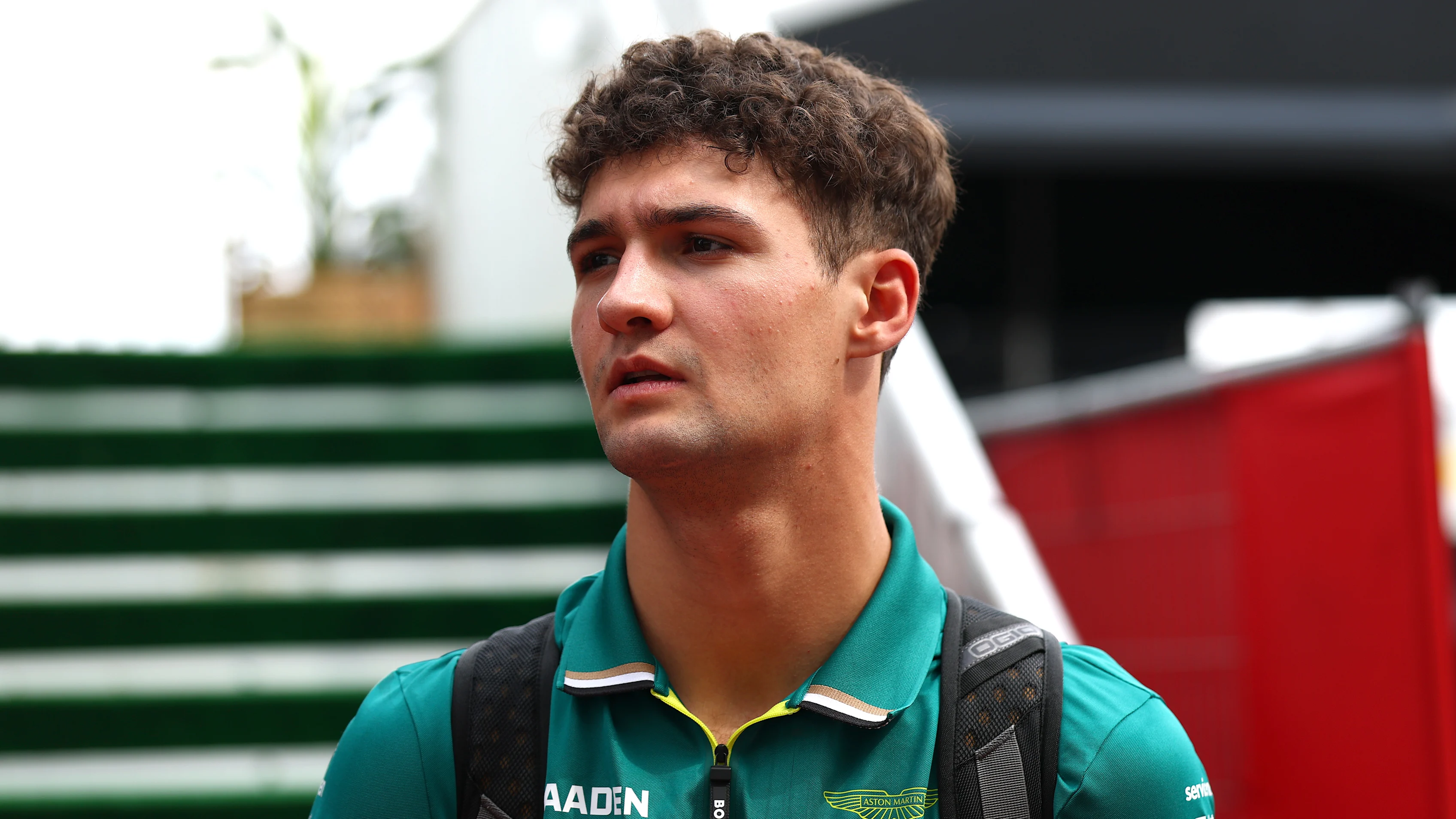 AUSTIN, TEXAS - 16 DE OCTUBRE: Jak Crawford de Estados Unidos y el equipo Aston Martin F1 llegan al