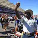 Shaboozey se toma una selfie mientras disfruta de la parrilla del GP de Estados Unidos