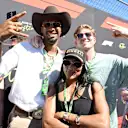 El medallista de plata olímpico Leo Neugebauer (izquierda), la medallista de oro olímpica Tara Davis-Woodhall y el medallista de oro paralímpico Hunter Woodhall en la parrilla