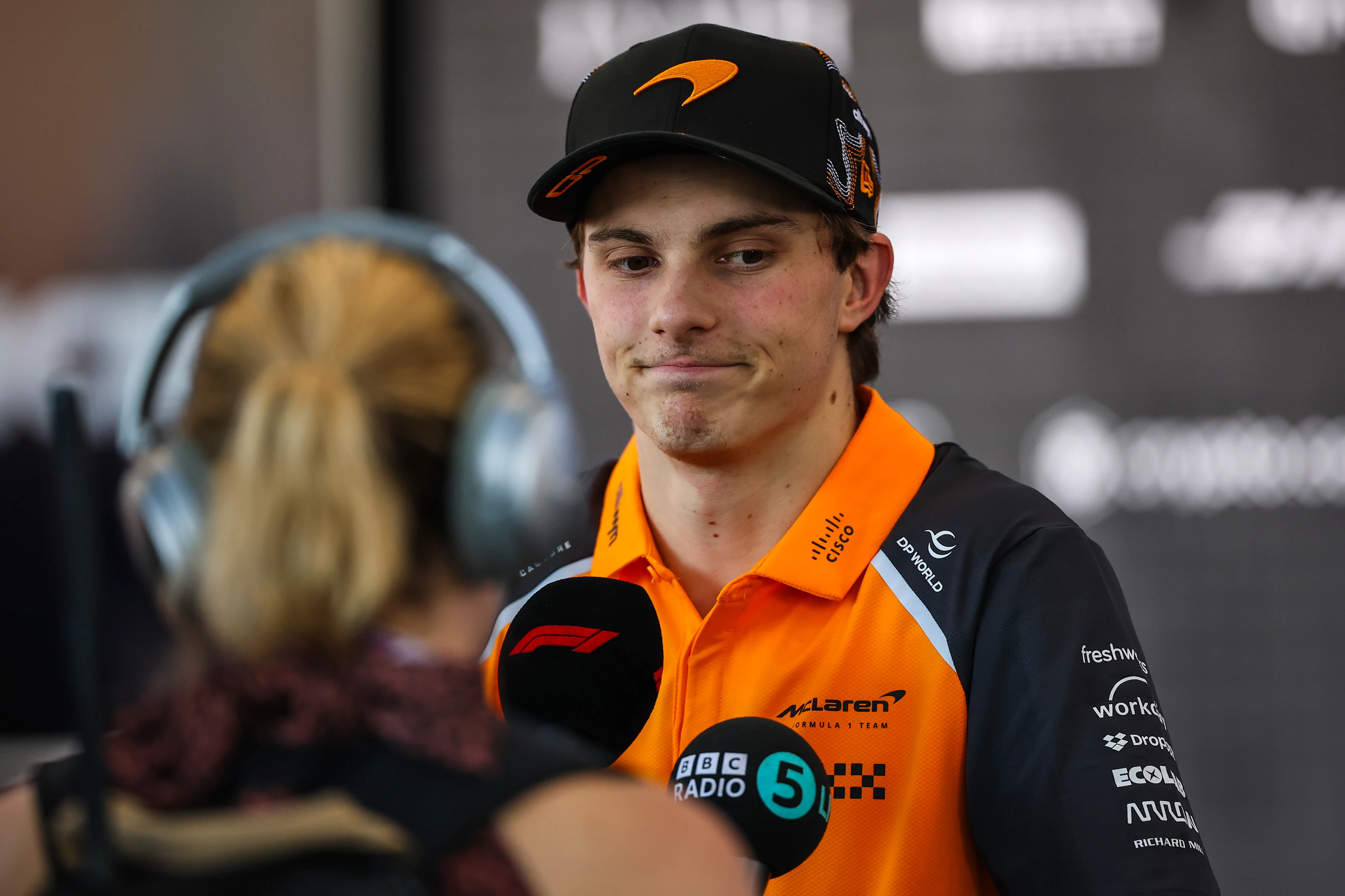 AUSTIN, TEXAS - 19 DE OCTUBRE: Un decepcionado Oscar Piastri de Australia y McLaren habla en el