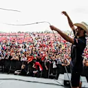 Jugando en la fanzone con un lazo, Ricciardo siempre se vio como en casa en Austin.