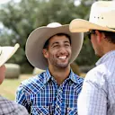 La sonrisa lo dice todo, completamente a gusto en el rancho.