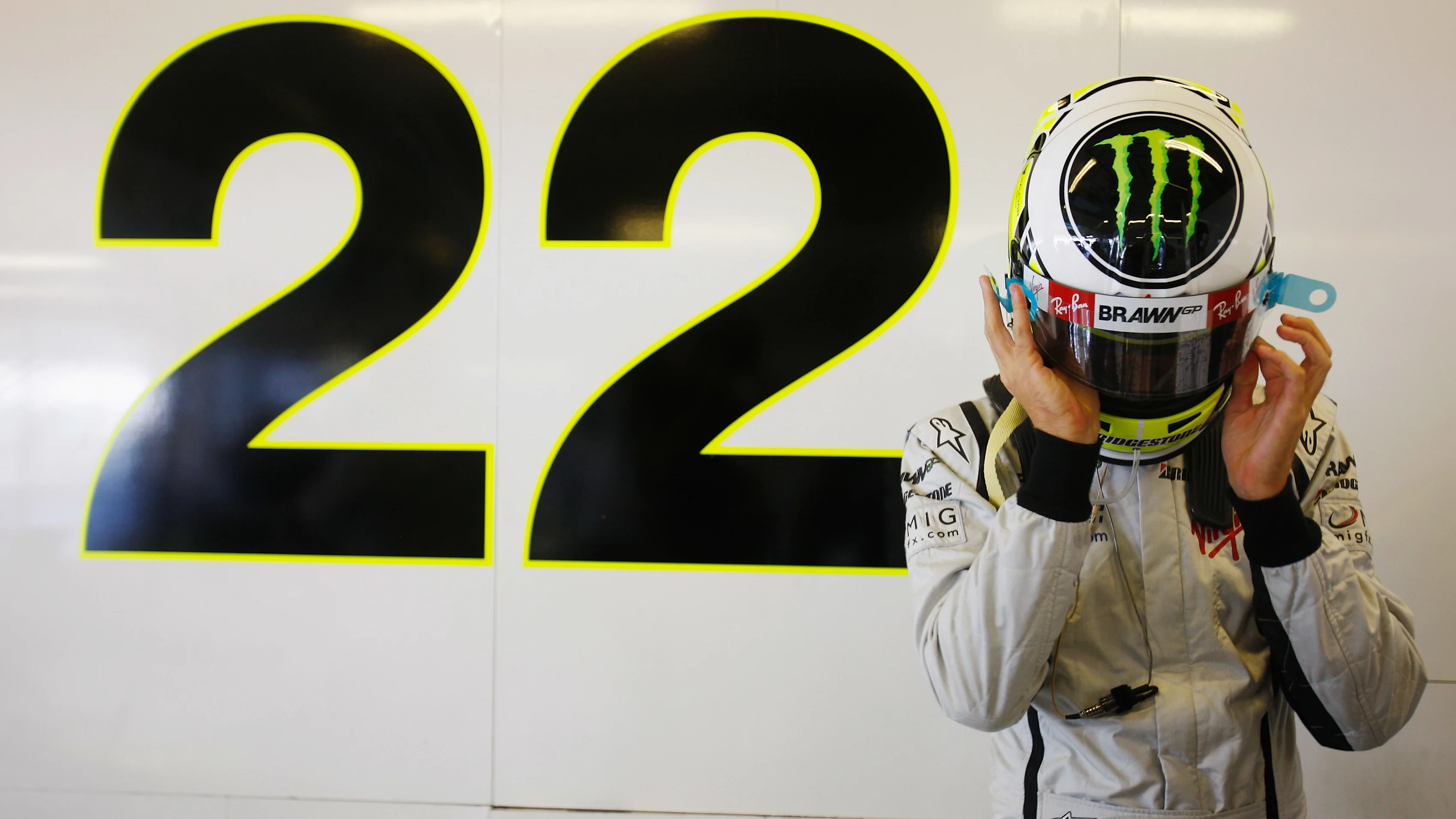 ABU DHABI, EMIRATOS ÁRABES UNIDOS - 30 DE OCTUBRE: Jenson Button de Gran Bretaña y Brawn GP se prepara